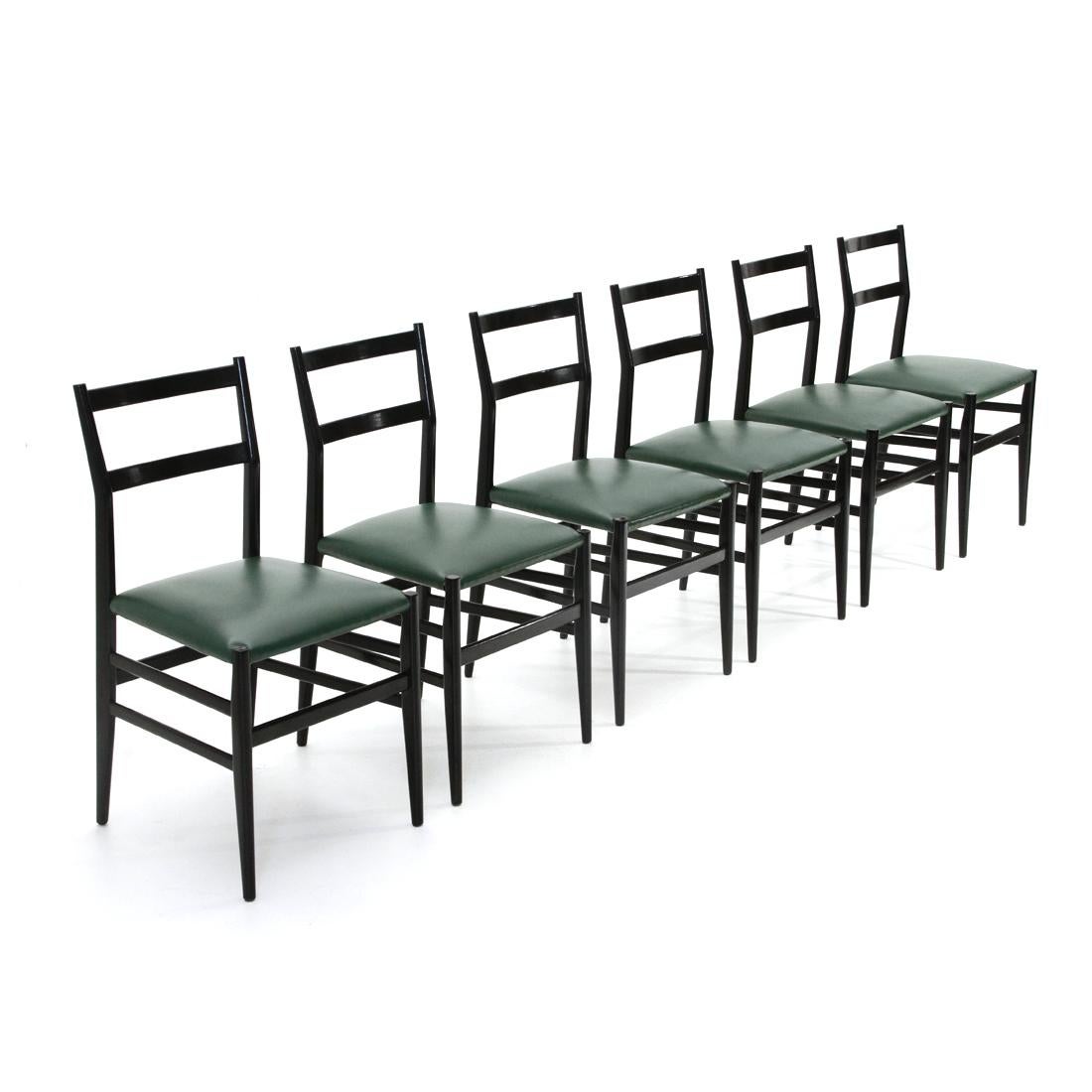 6 chairs produced in the 1950s by Cassina based on a design by Gio Ponti.
Structure in black painted wood.
Padded seat lined in green eco leather.
Good general condition, some signs of normal use over time.

Dimensions: Width 43 cm, depth 43