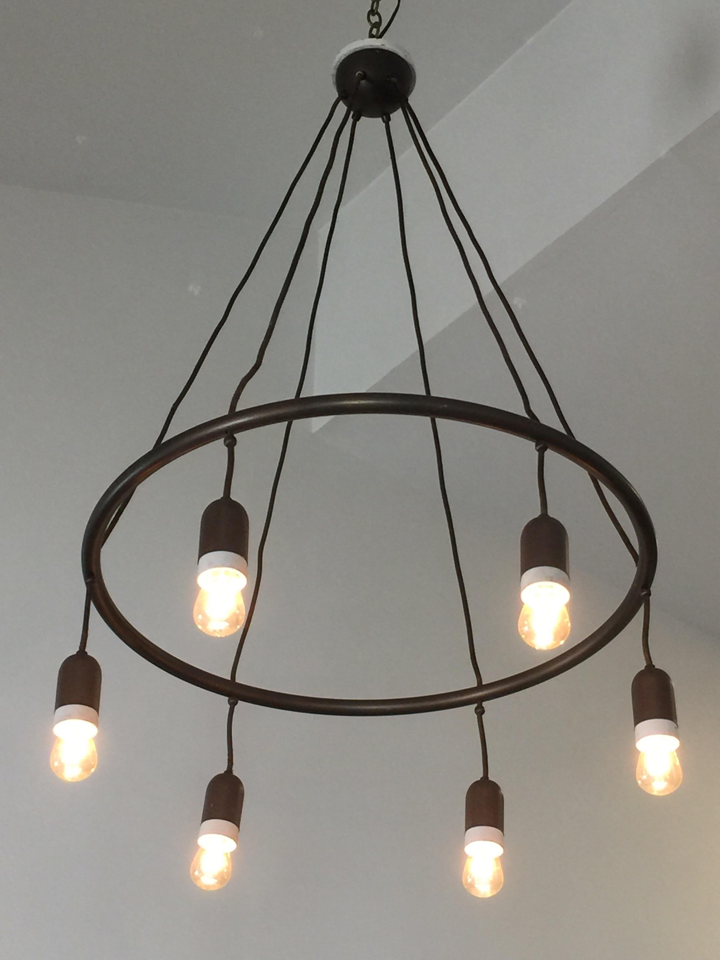 Ce lustre est une version vintage de l'original, utilisé pour la première fois en 1899 au Café Museum, puis dans l'appartement de Leopold Goldman, le constructeur de l'emblématique 