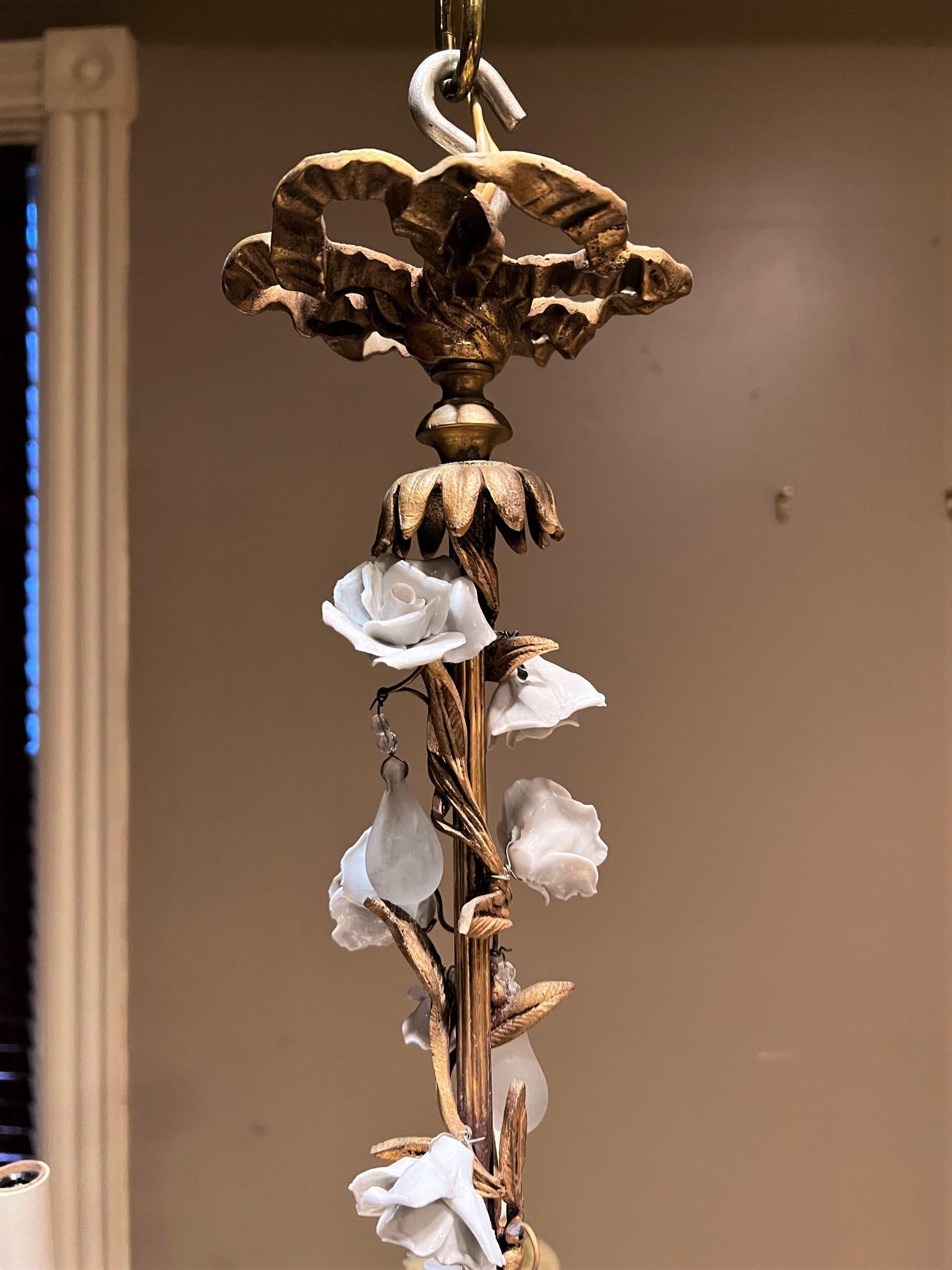 Milieu du XXe siècle Lustre panier en bronze à 6 lumières avec roses en porcelaine, France, vers 1935 en vente
