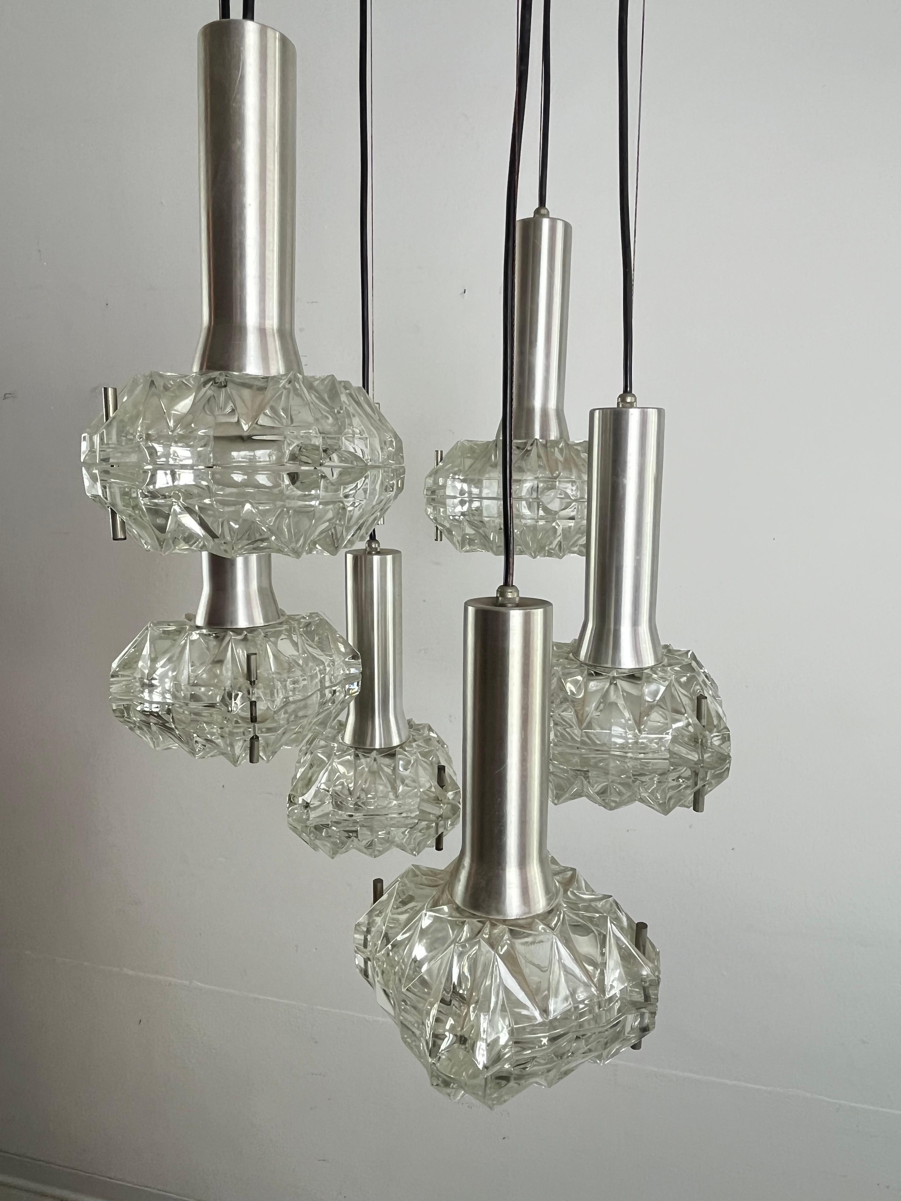 Araña de 6 luces de acero y cristal en cascada Diseño italiano de los años 70 en venta 4