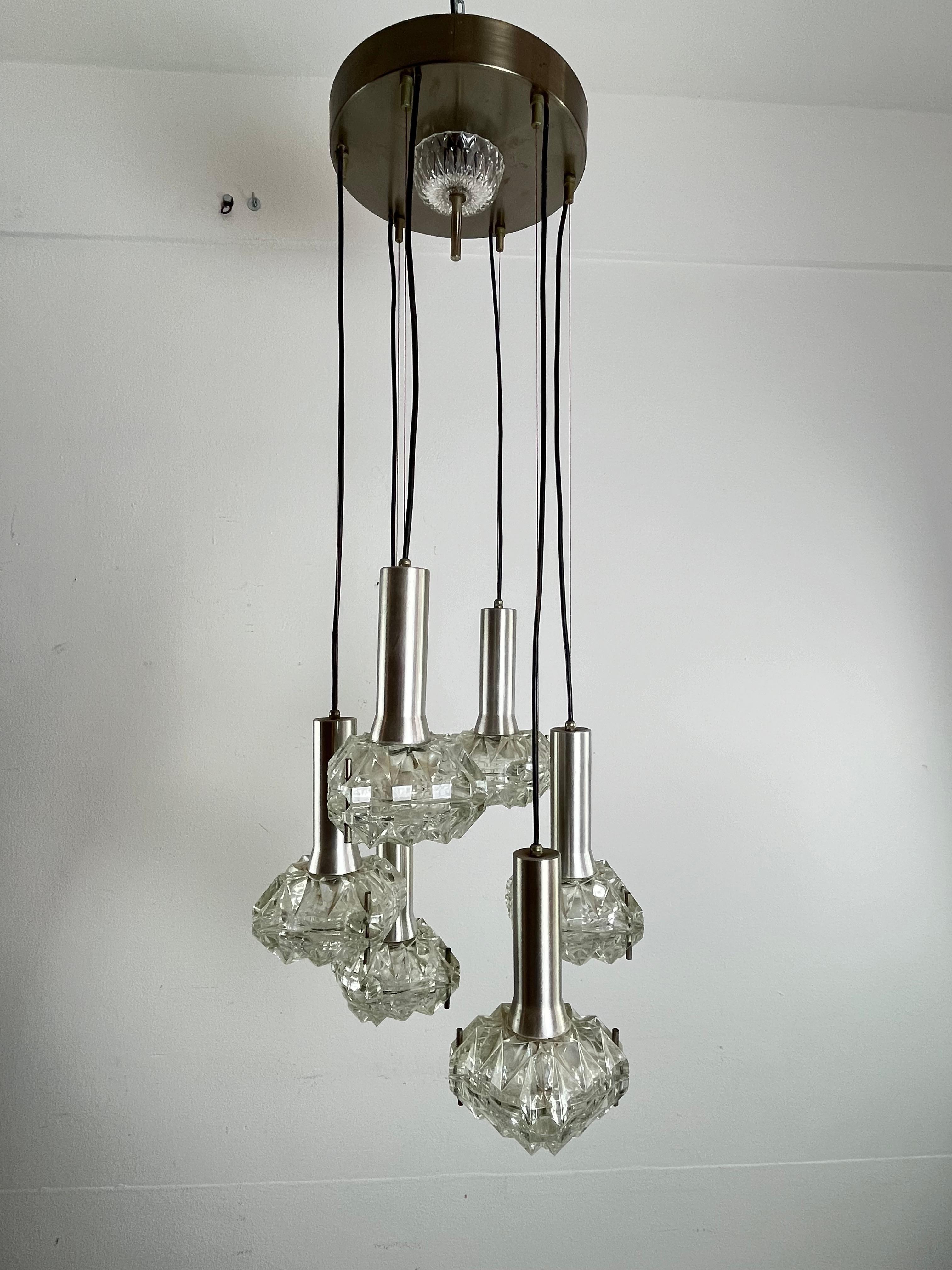 Araña de 6 luces de acero y cristal en cascada Diseño italiano de los años 70 en venta 5