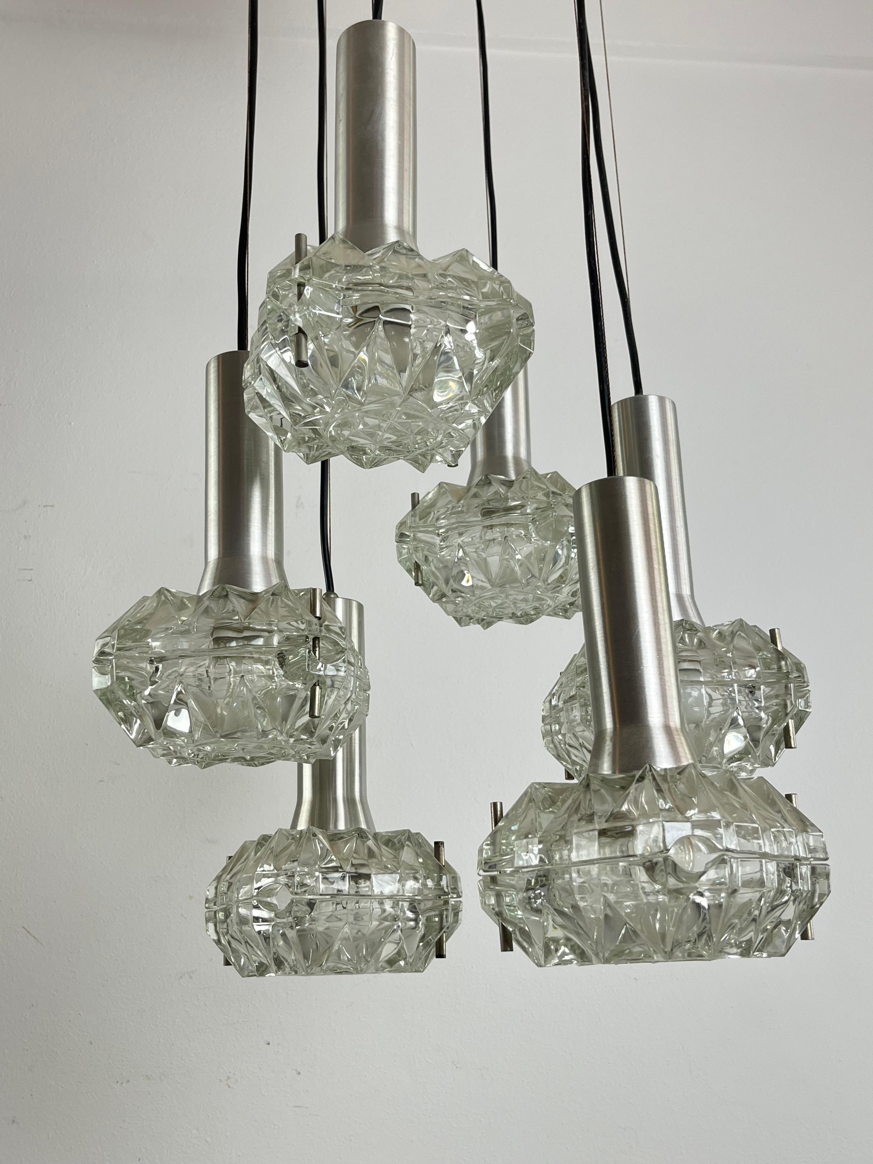Araña de 6 luces de acero y cristal en cascada Diseño italiano de los años 70 en venta 3