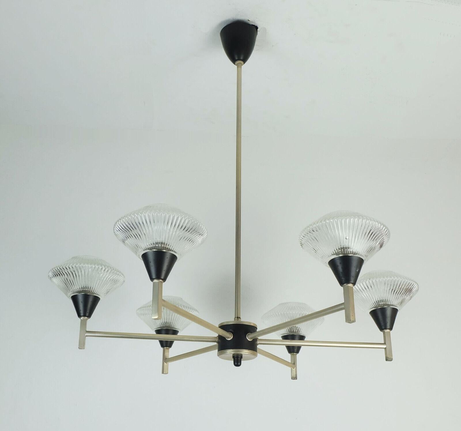 Lampada a sospensione CHANDELIER a 6 luci di metà secolo in vetro, alluminio e metallo earyl 1960 in vendita 2
