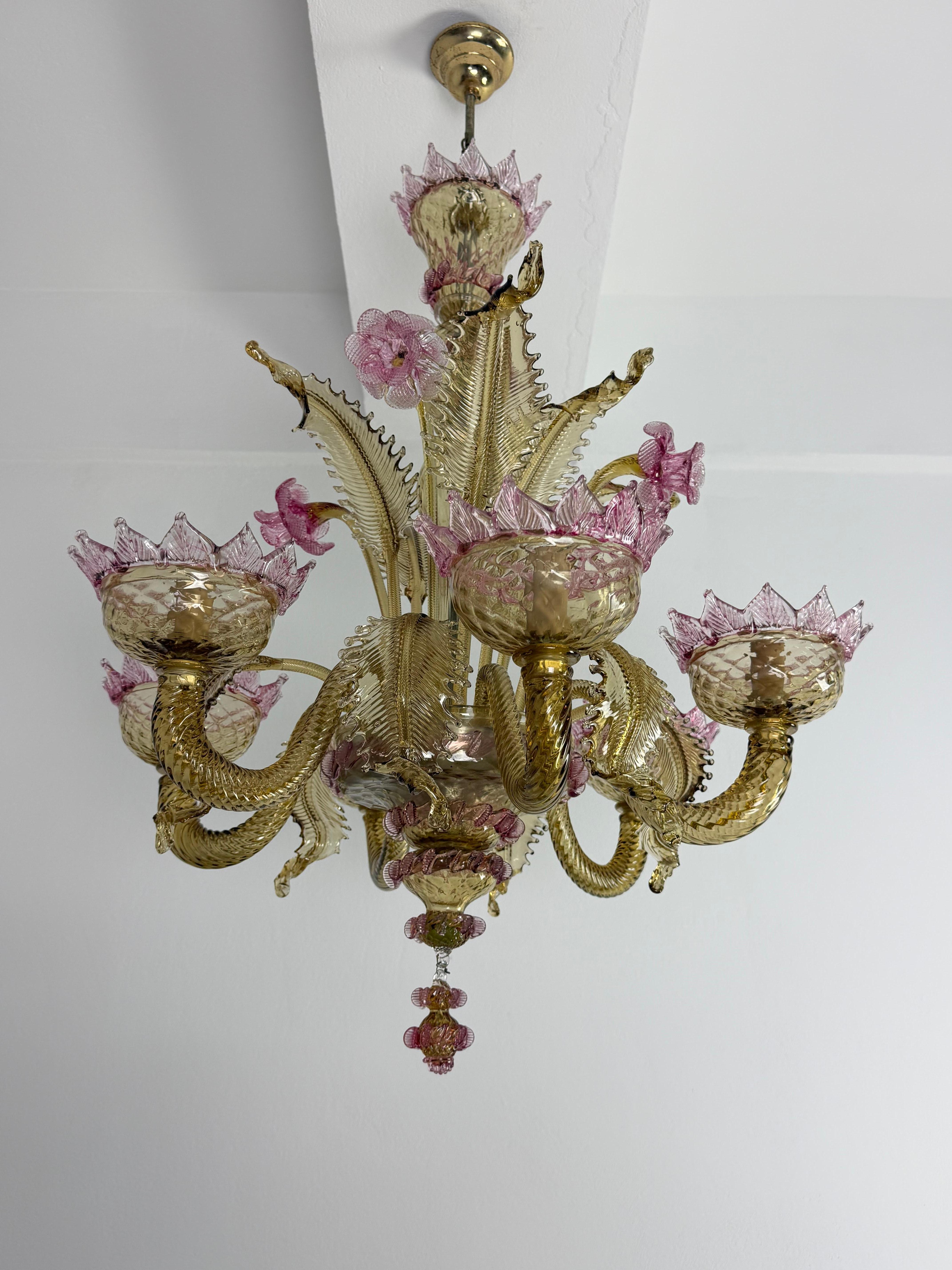 Italiano Lampadario a 6 luci in vetro di Murano attribuito ai 