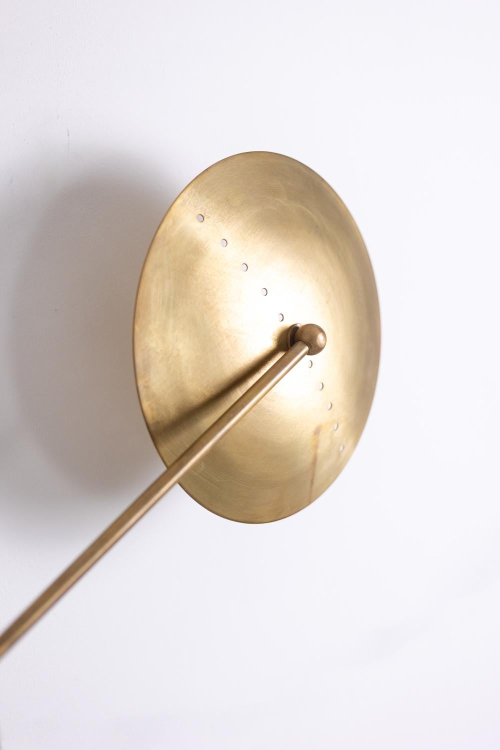Italiano Applique a 6 luci in ottone patinato, opera contemporanea in vendita