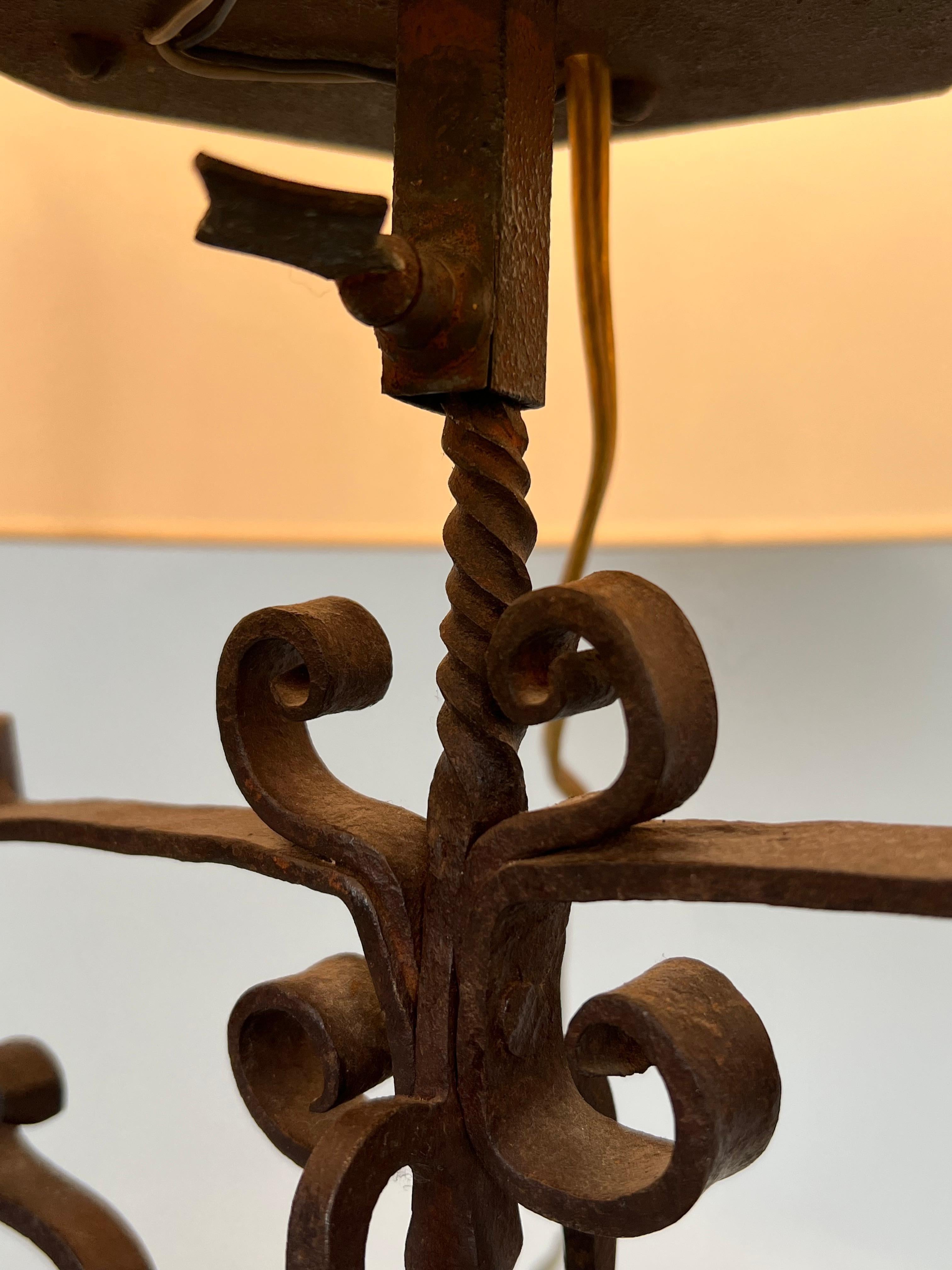 Chandelier en fer forgé à 6 lumières en vente 5