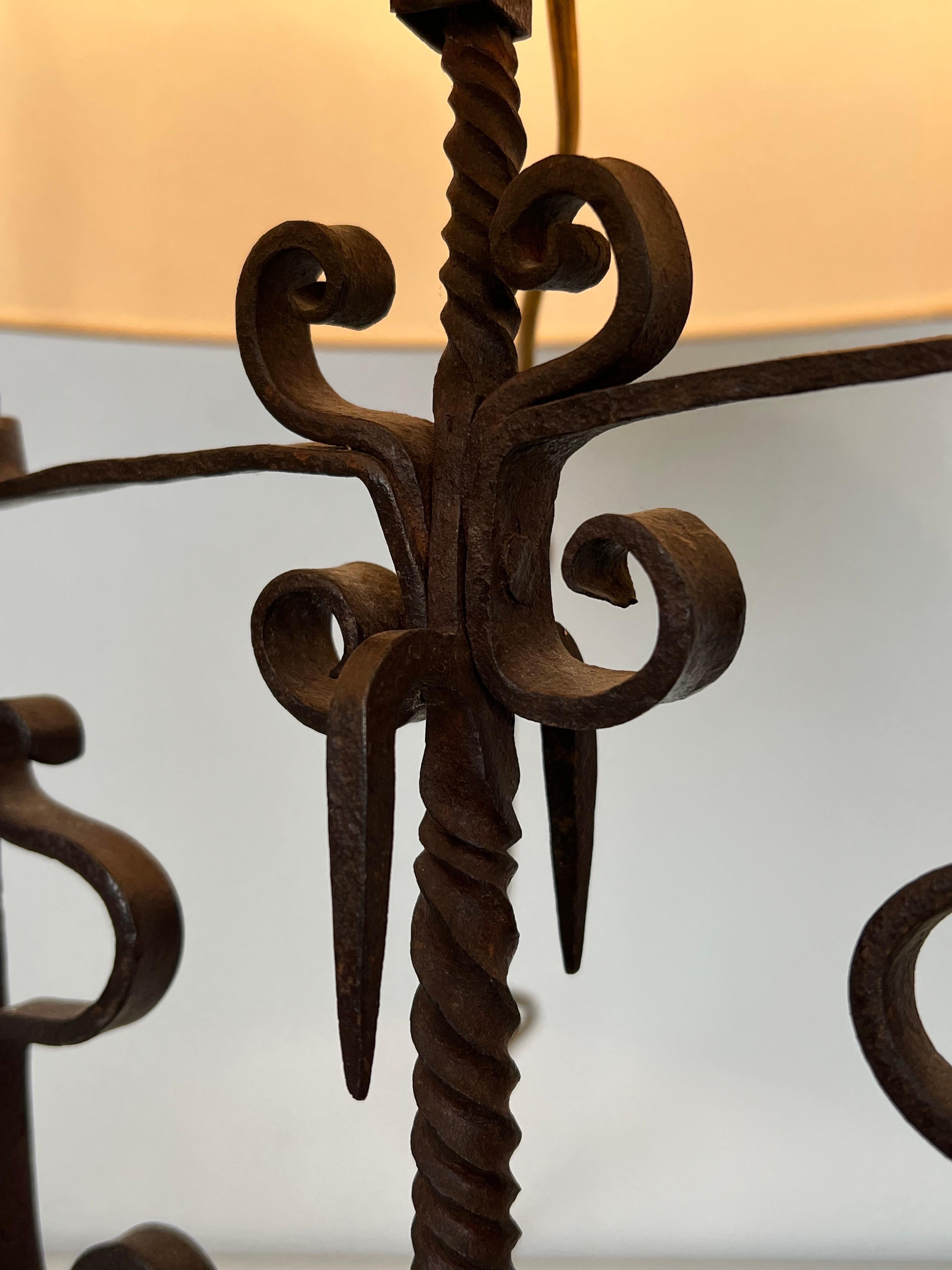 Chandelier en fer forgé à 6 lumières en vente 6