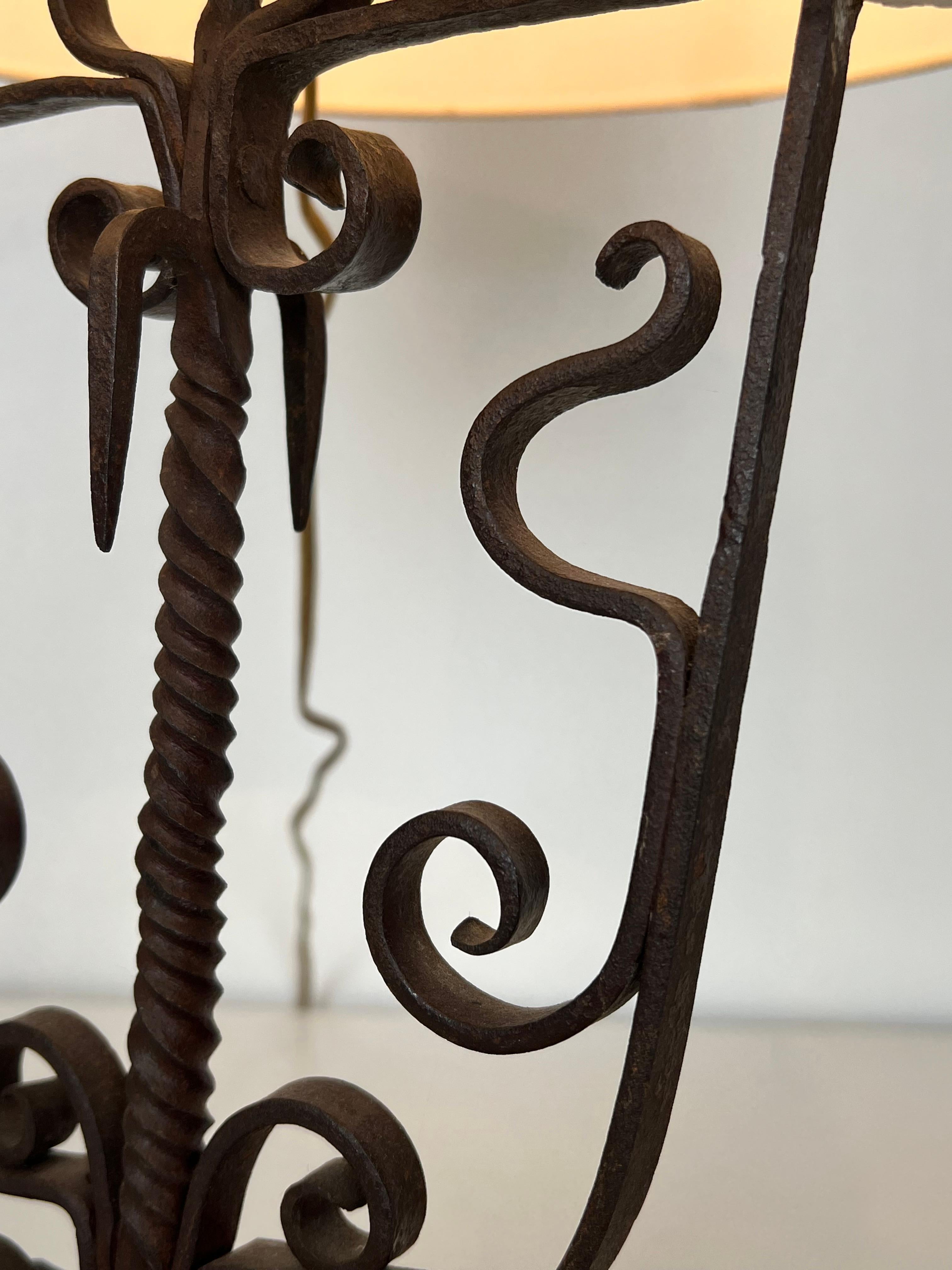 Chandelier en fer forgé à 6 lumières en vente 10