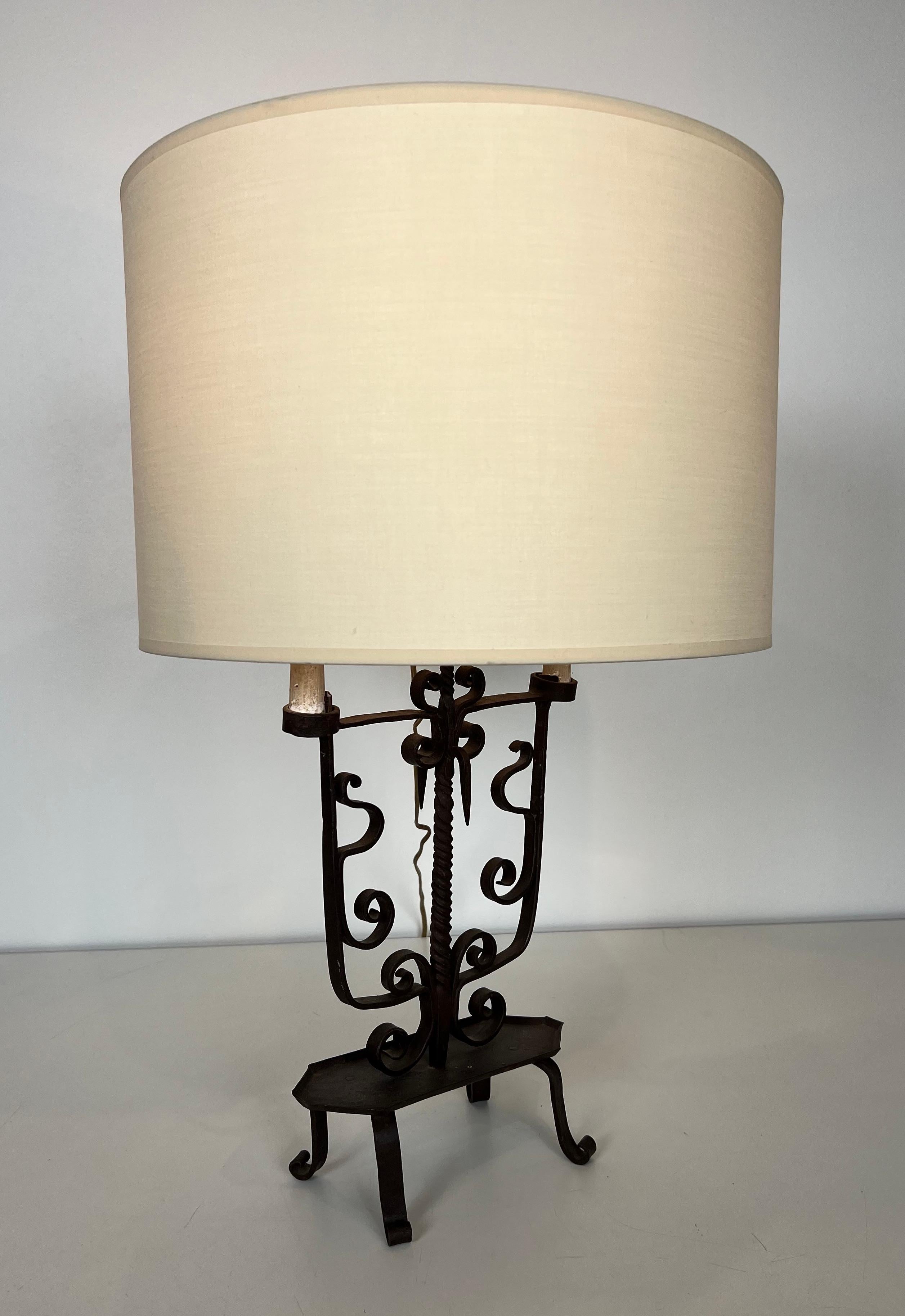 Ce très beau et délicat chandelier à 6 lumières est en fer forgé. Il s'agit d'un ouvrage français. Circa 1950