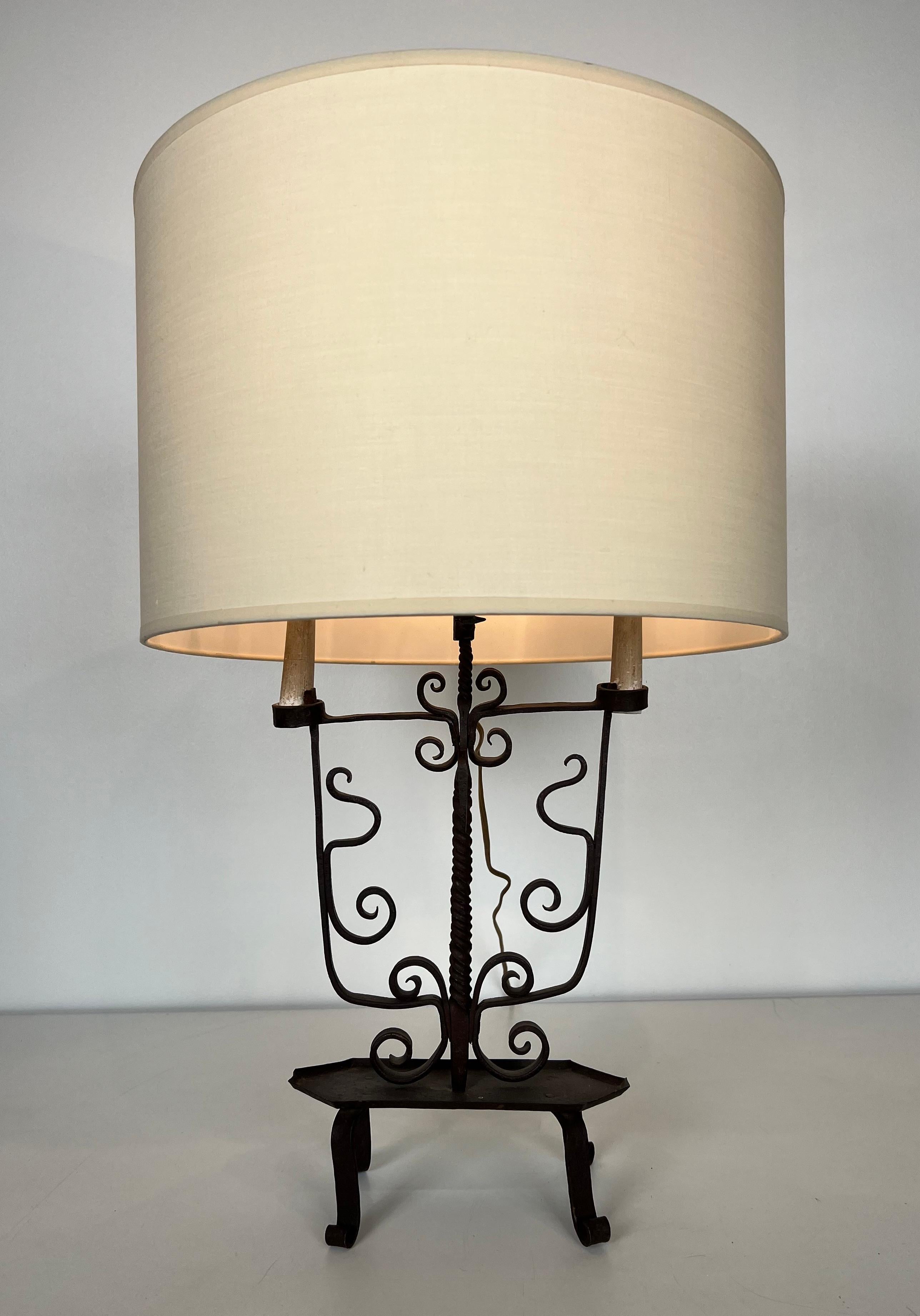 Gothique Chandelier en fer forgé à 6 lumières en vente