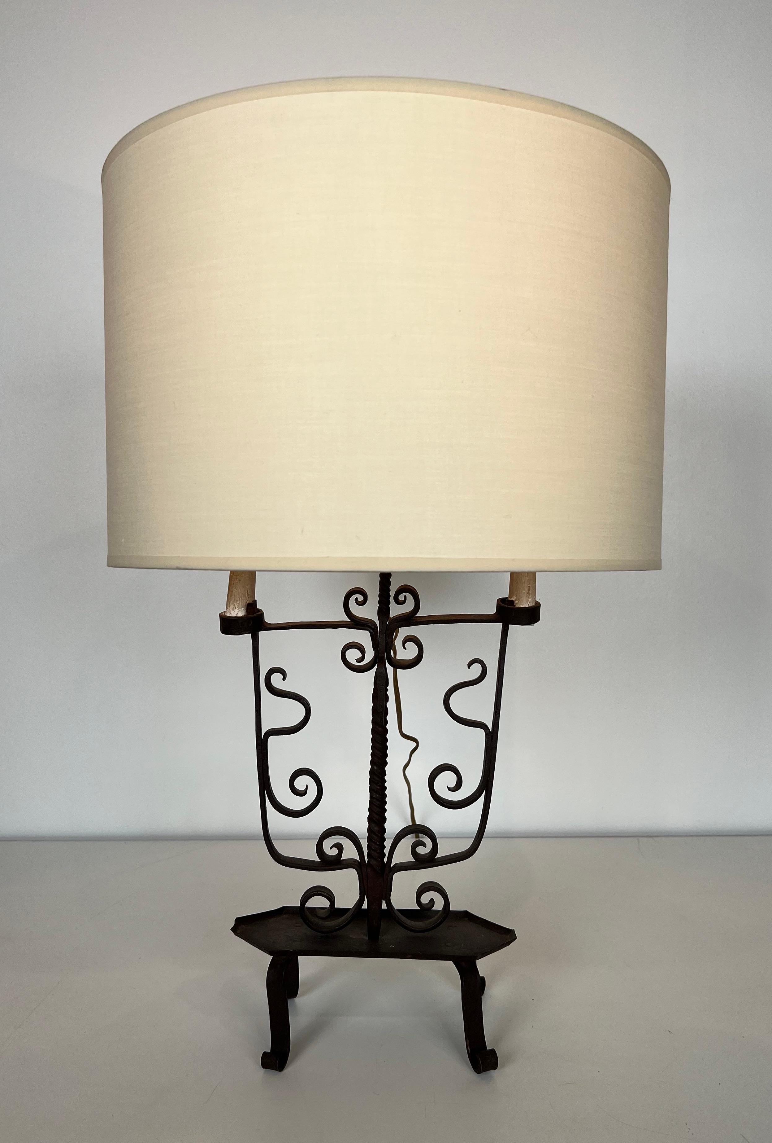 Français Chandelier en fer forgé à 6 lumières en vente