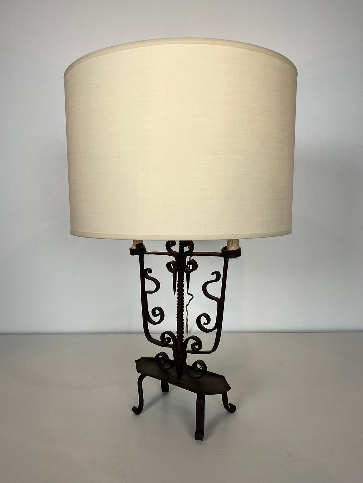 Milieu du XXe siècle Chandelier en fer forgé à 6 lumières en vente