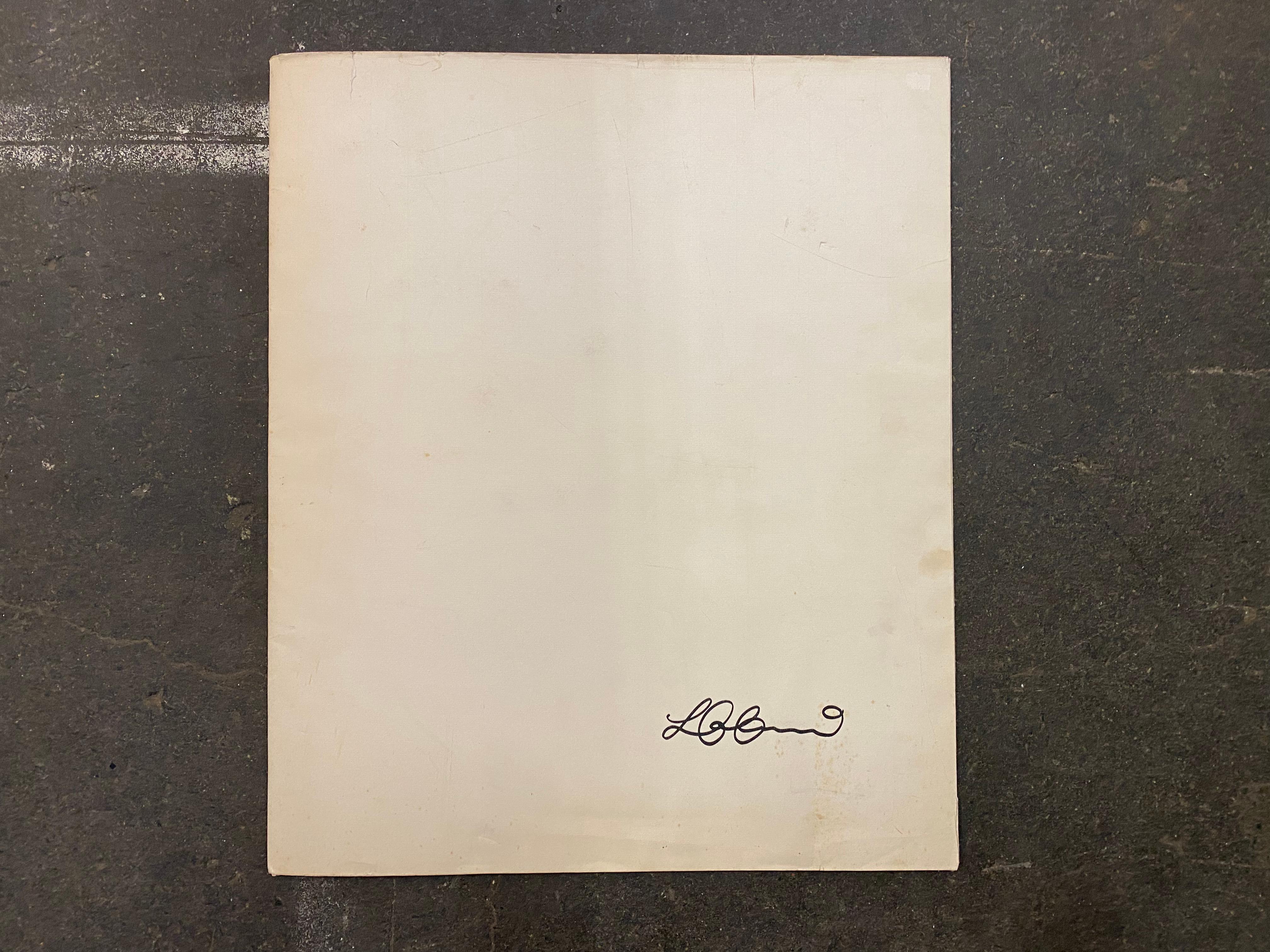 Sammelmappe von Luigi Colani aus der Zeit um 1982. Die Sammlung besteht aus 5 lithografischen Drucken mit Signaturen. Sie stellen Motive aus der Luftfahrt und Fahrzeuge dar. Ein zusätzliches Blatt, das leicht beschädigt ist (siehe Fotos) 

Der
