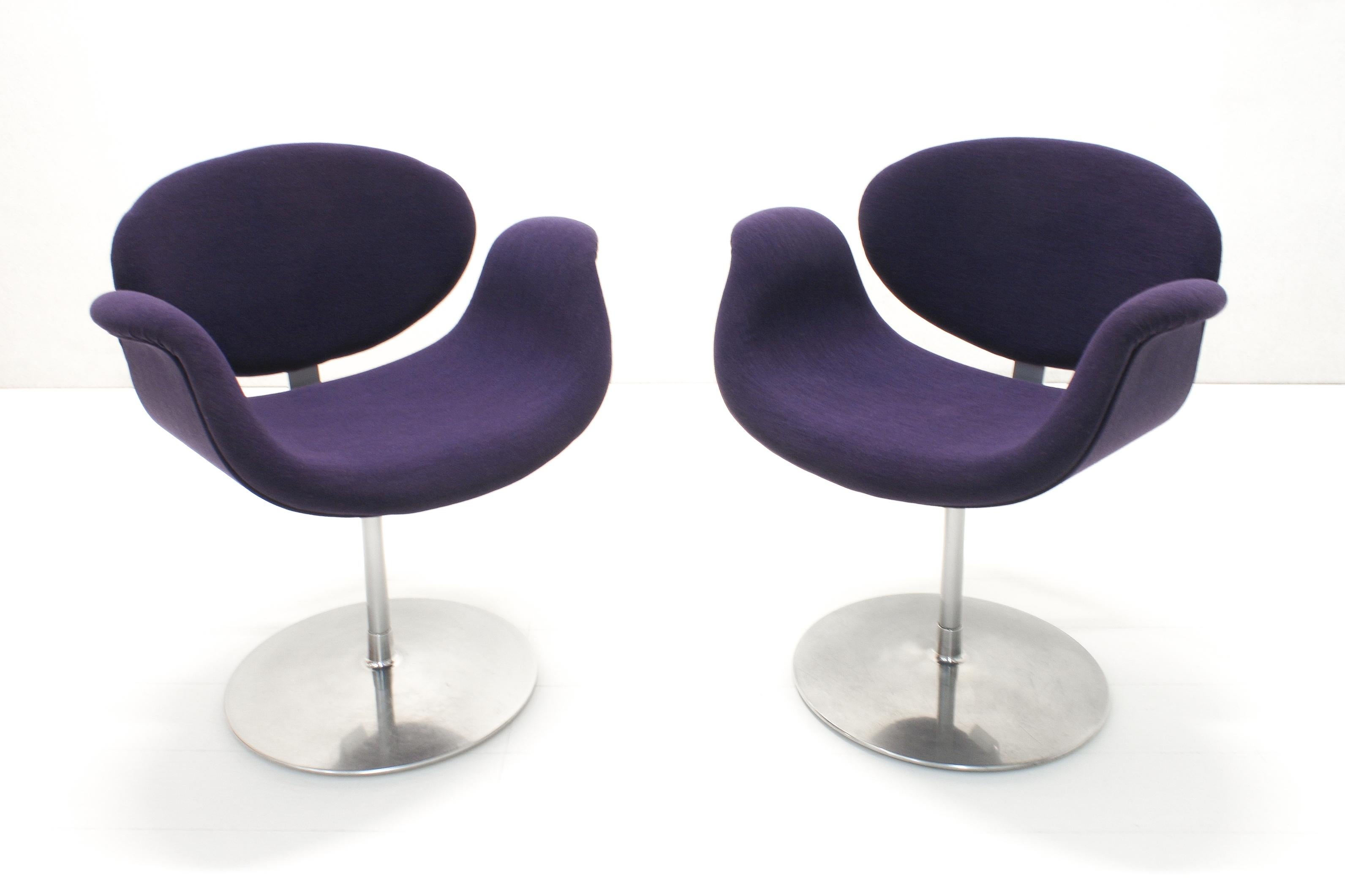 Set of six purple Little Tulip swivel chairs on aluminum tulip pedestal feet.
Inspired by the flower, the chair has a tulip-esque silhouette with a petal-shaped seat which curves out to create armrests.

Still in a good condition.
Some scratches and