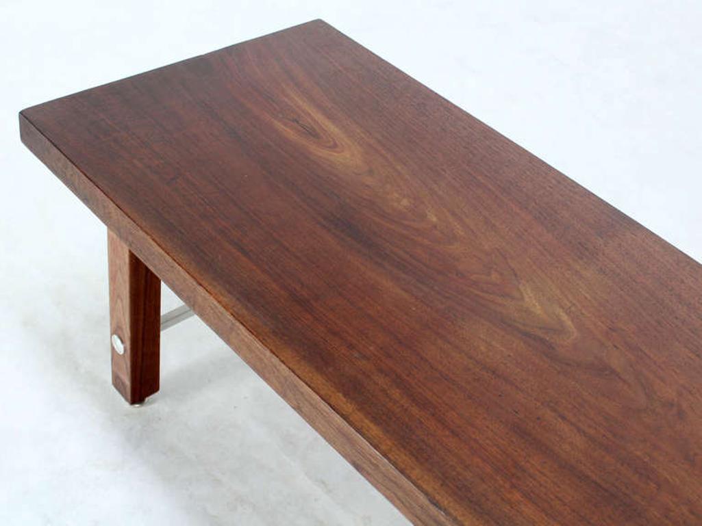 20ième siècle Table à café ou banc de 6' de long avec plateau en noyer massif sur pieds solides Traverse en aluminium en vente