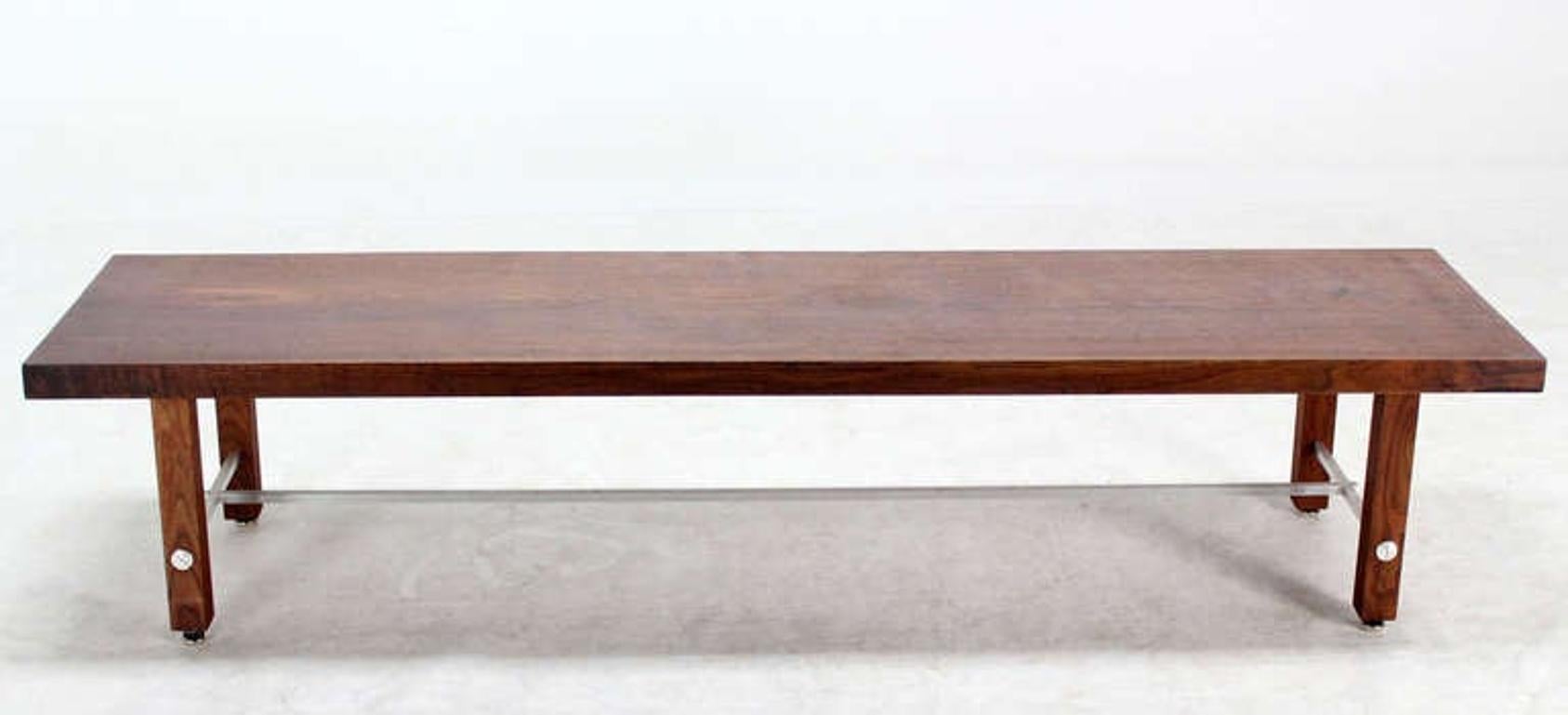Table à café ou banc de 6' de long avec plateau en noyer massif sur pieds solides Traverse en aluminium en vente 1