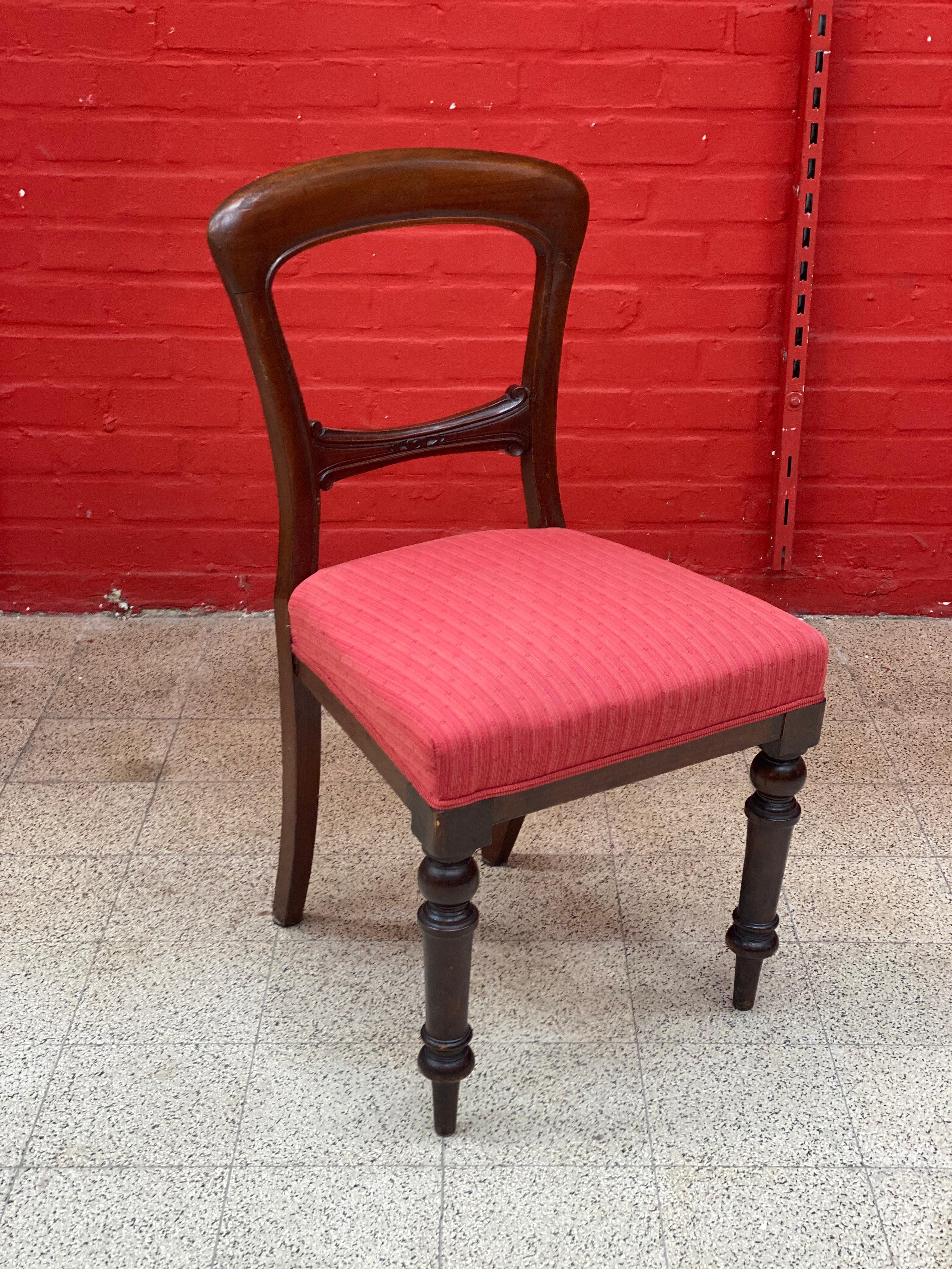 6 Louis Philippe Stühle aus Nussbaumholz, um 1830/1850 im Angebot 5