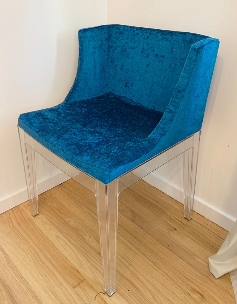 Le fauteuil rembourré Mademoiselle est un design innovant pour un fauteuil avec la technique astucieuse et absolument nouvelle de fusionner deux matériaux et finitions plastiques différents : la structure en polycarbonate transparent offre un