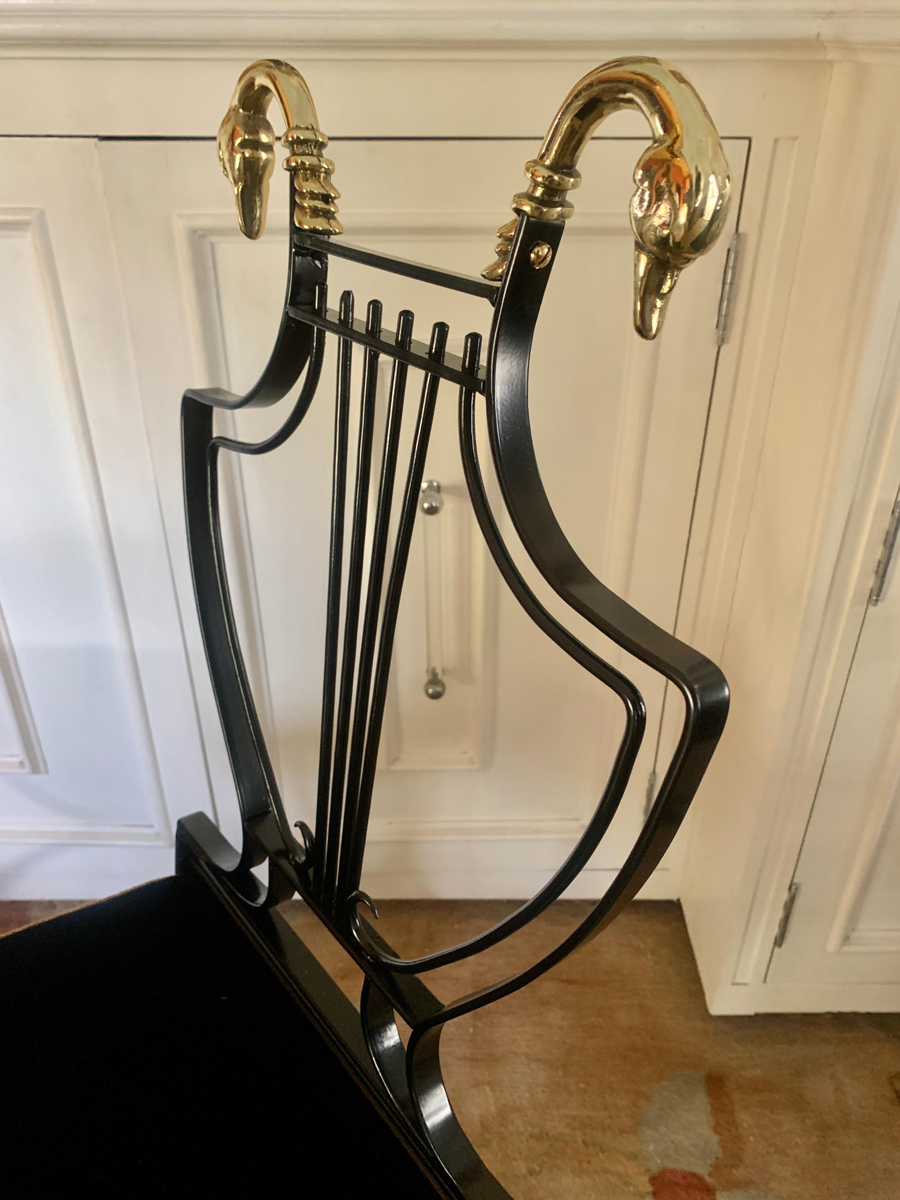 6 chaises pliantes en laiton à dossier en forme de cygne et de lyre noire dans le style de la Maison Jansen en vente 4