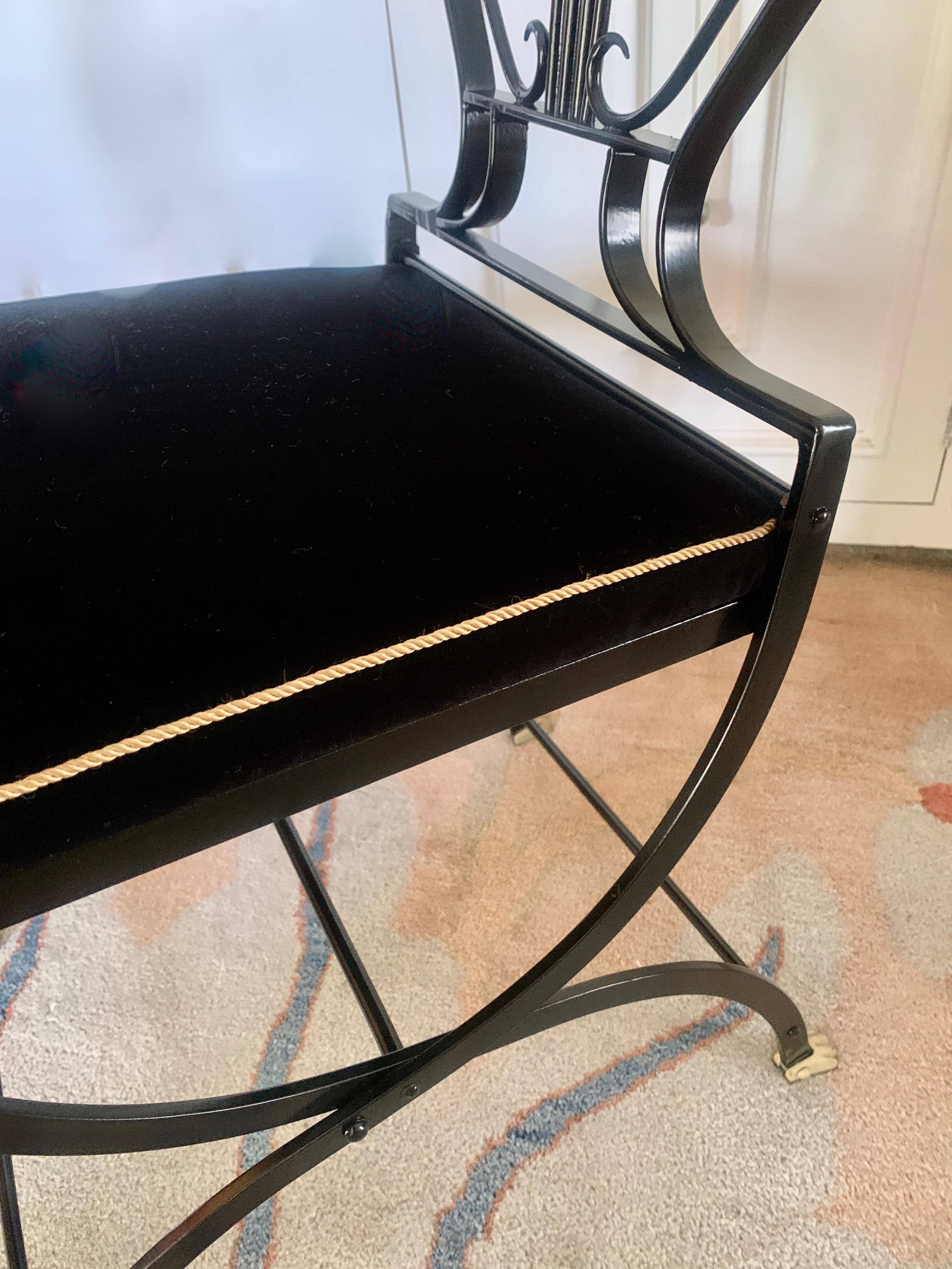 6 chaises pliantes en laiton à dossier en forme de cygne et de lyre noire dans le style de la Maison Jansen en vente 6