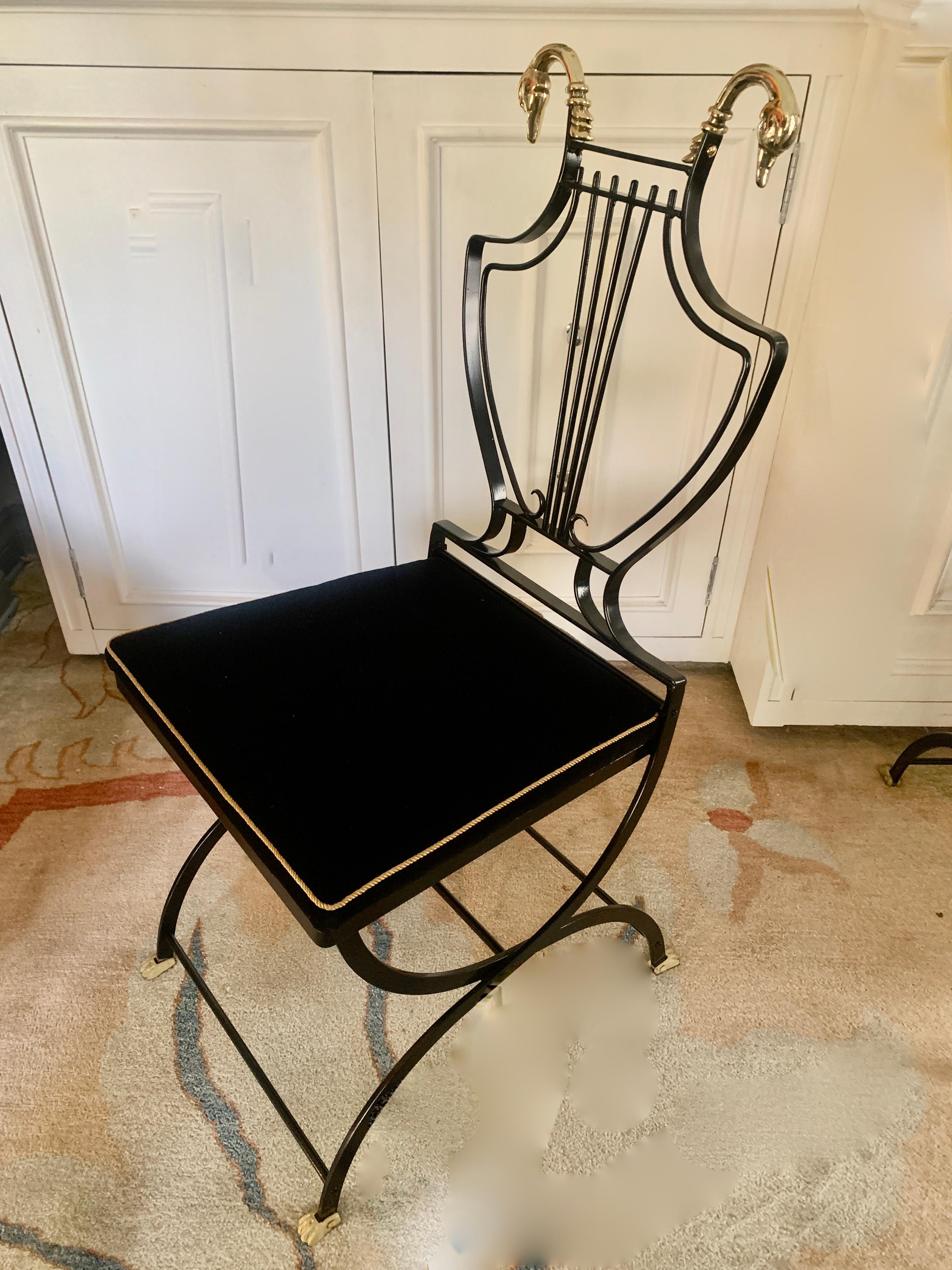 6 chaises pliantes en laiton à dossier en forme de cygne et de lyre noire dans le style de la Maison Jansen en vente 7