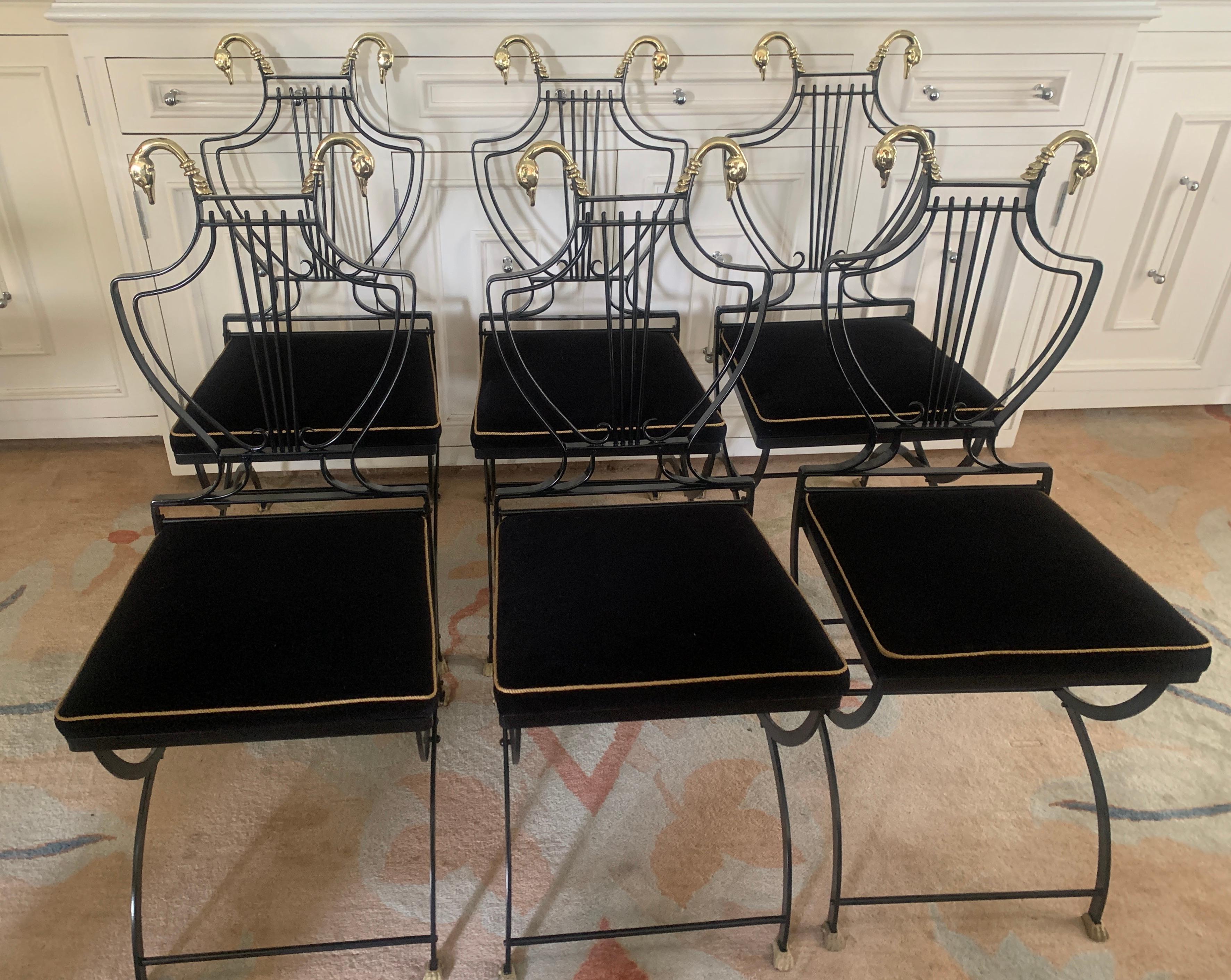 Mid-Century Modern 6 chaises pliantes en laiton à dossier en forme de cygne et de lyre noire dans le style de la Maison Jansen en vente