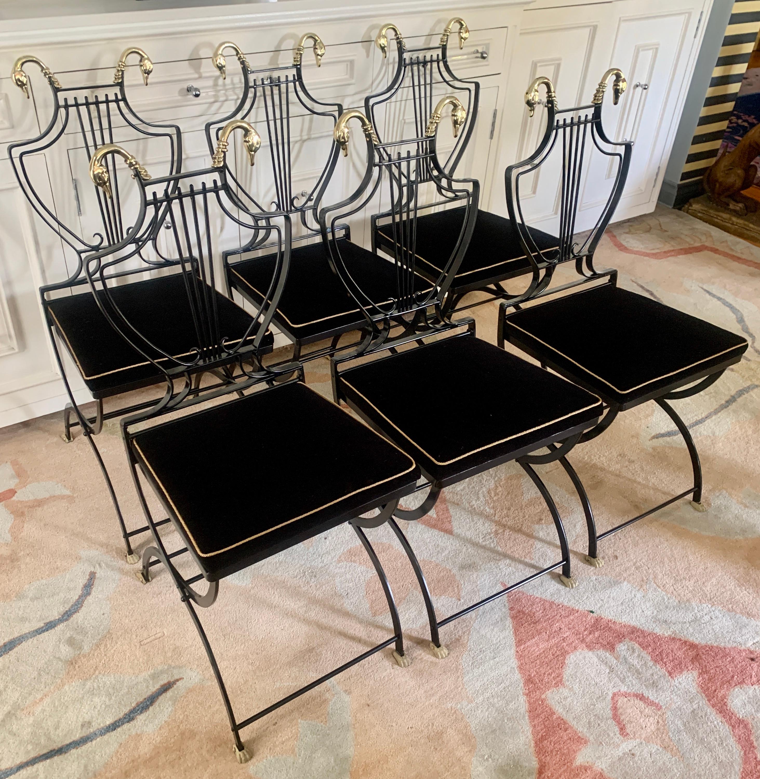 Français 6 chaises pliantes à dossier en forme de cygne en laiton et en lyre noire de la Maison Jansen, avec pieds en forme de griffes en vente