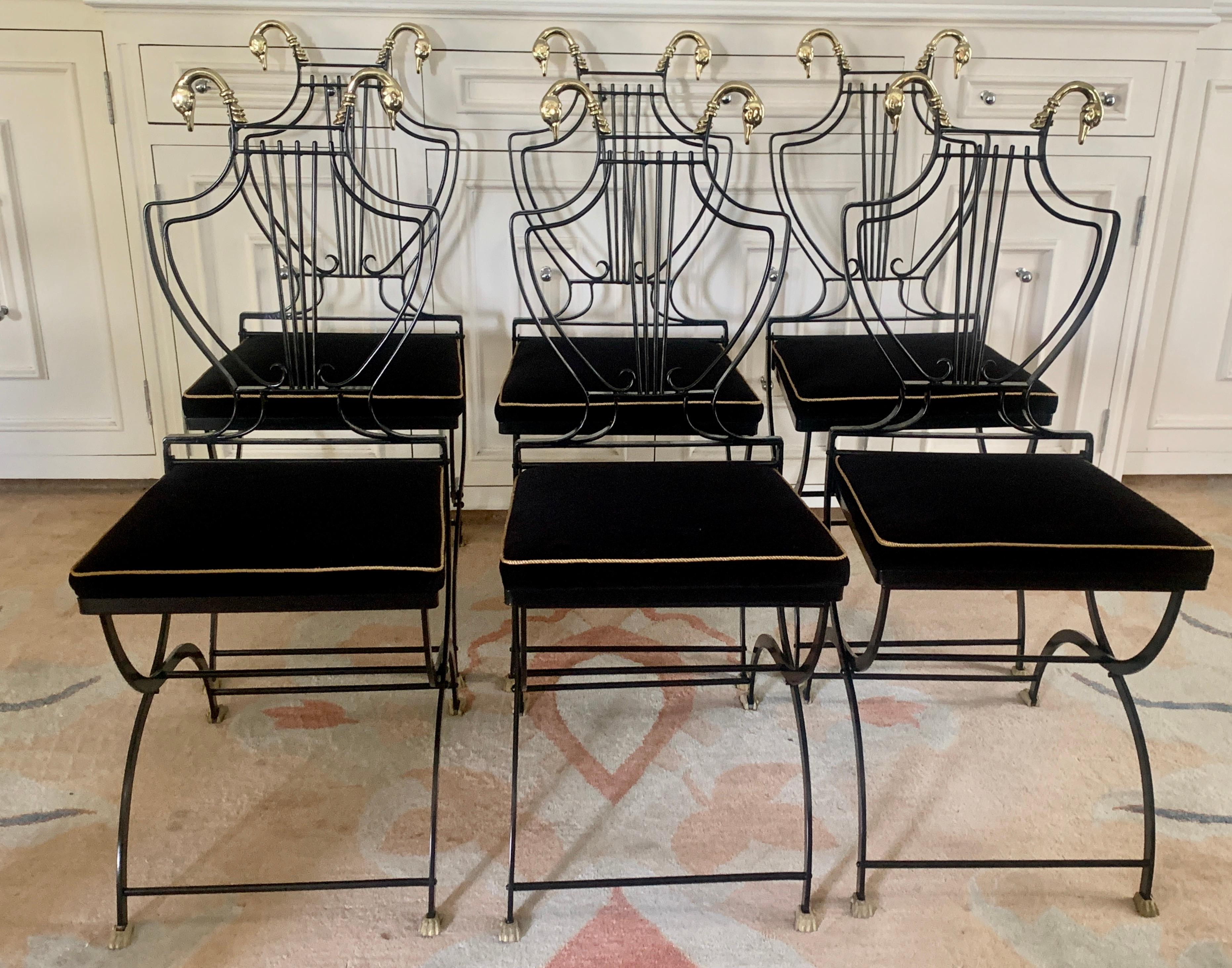 Poli 6 chaises pliantes à dossier en forme de cygne en laiton et en lyre noire de la Maison Jansen, avec pieds en forme de griffes en vente