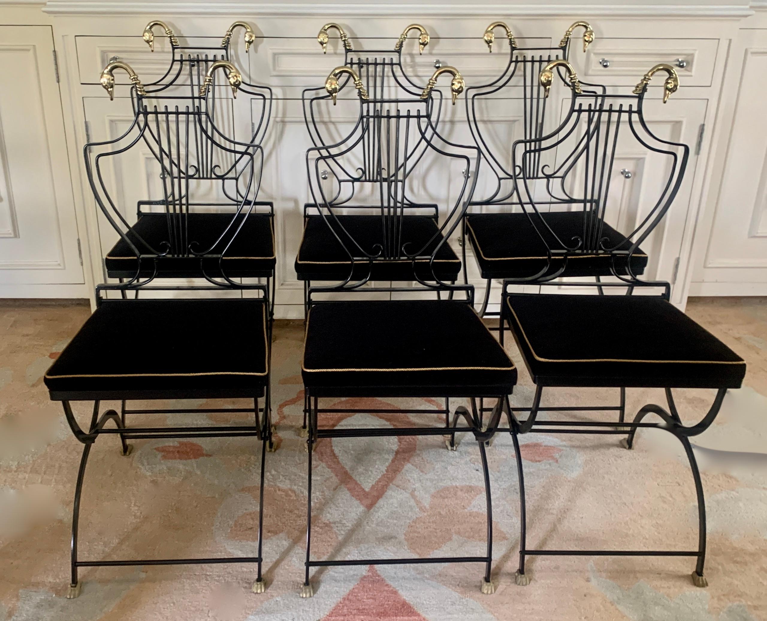 20ième siècle 6 chaises pliantes à dossier en forme de cygne en laiton et en lyre noire de la Maison Jansen, avec pieds en forme de griffes en vente