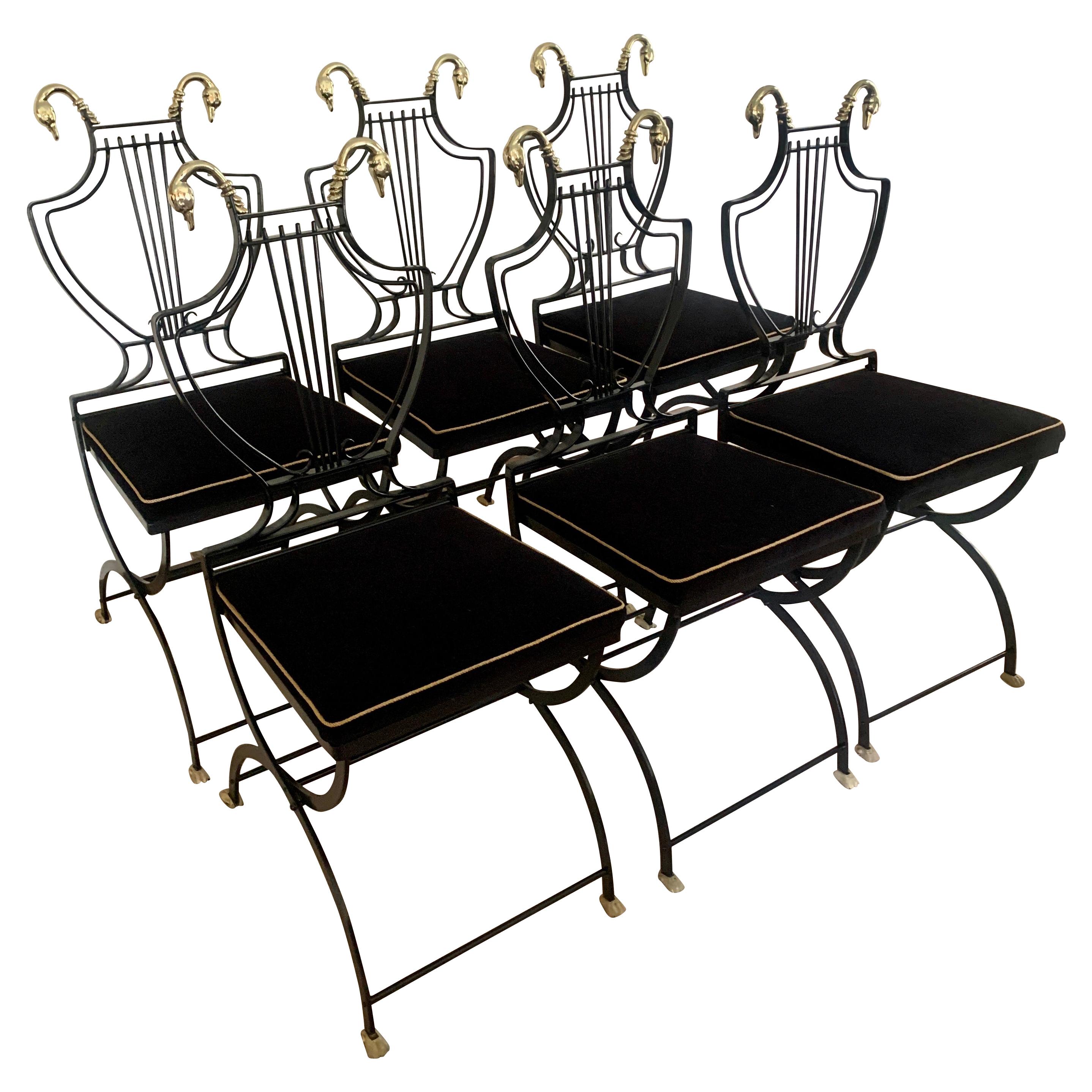 6 chaises pliantes à dossier en forme de cygne en laiton et en lyre noire de la Maison Jansen, avec pieds en forme de griffes