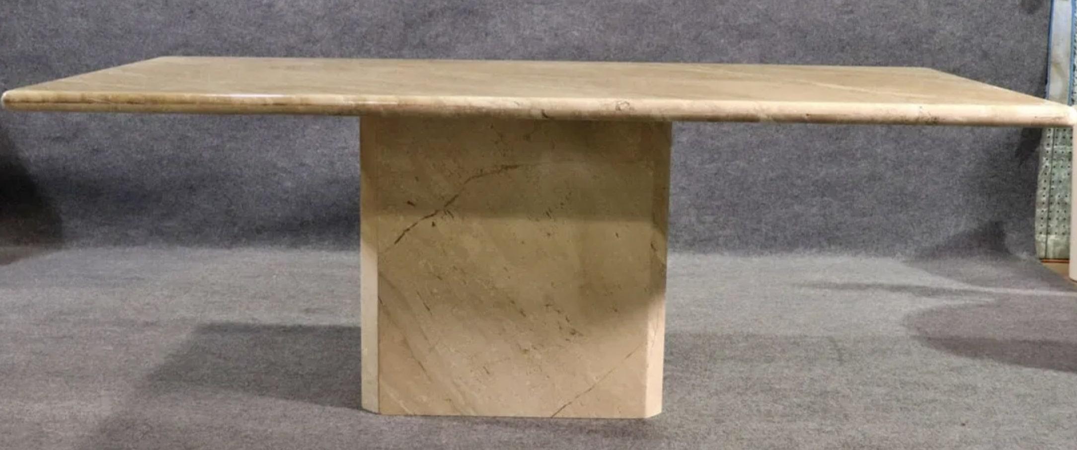 Longue table de salle à manger en marbre massif avec un grain unique et saisissant. Le sommet simple mesure plus de six pieds de long et est posé sur un socle assorti. Design moderne et élégant pour la maison ou le bureau.
Veuillez confirmer le lieu