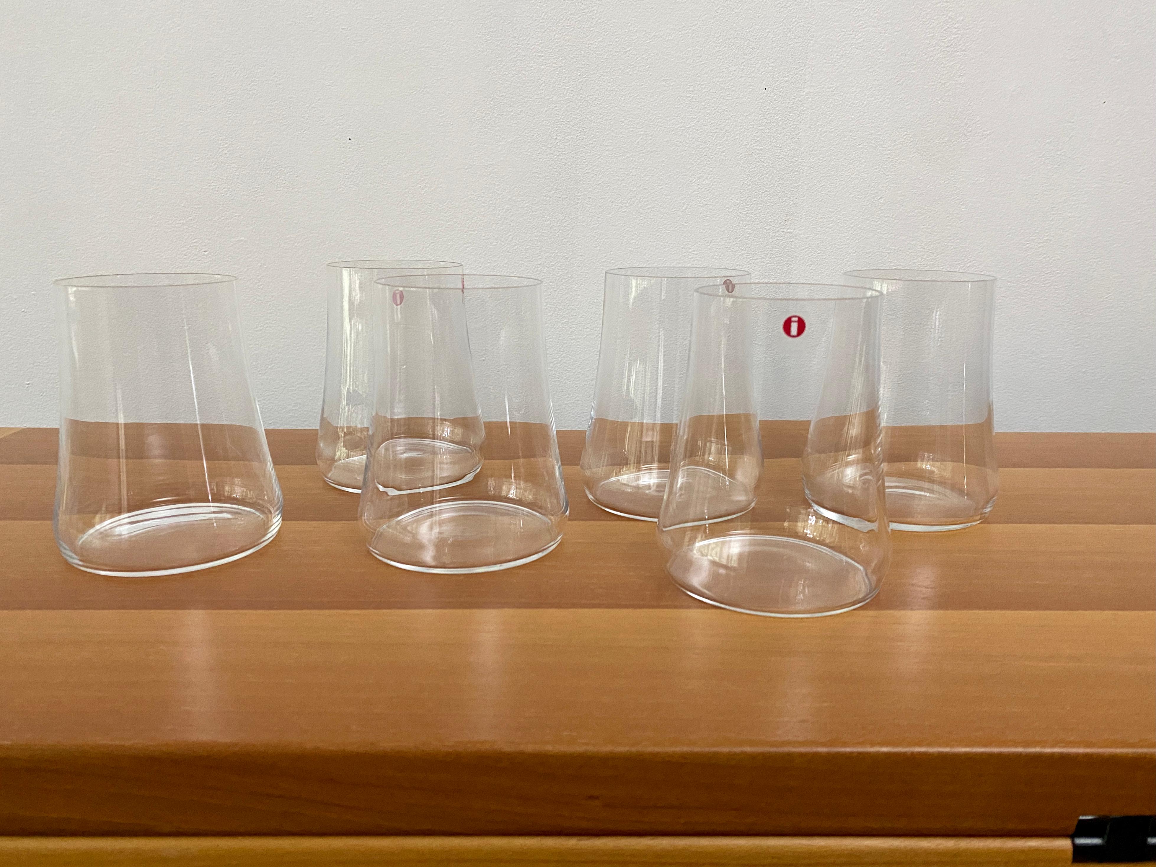 Six verres highball conçus par Marc Newson pour Iittala en 1998 et fabriqués en Finlande. Ces lunettes sont rares et ne sont plus produites depuis un certain temps. Extrait du site Web de Marc Newson : 
