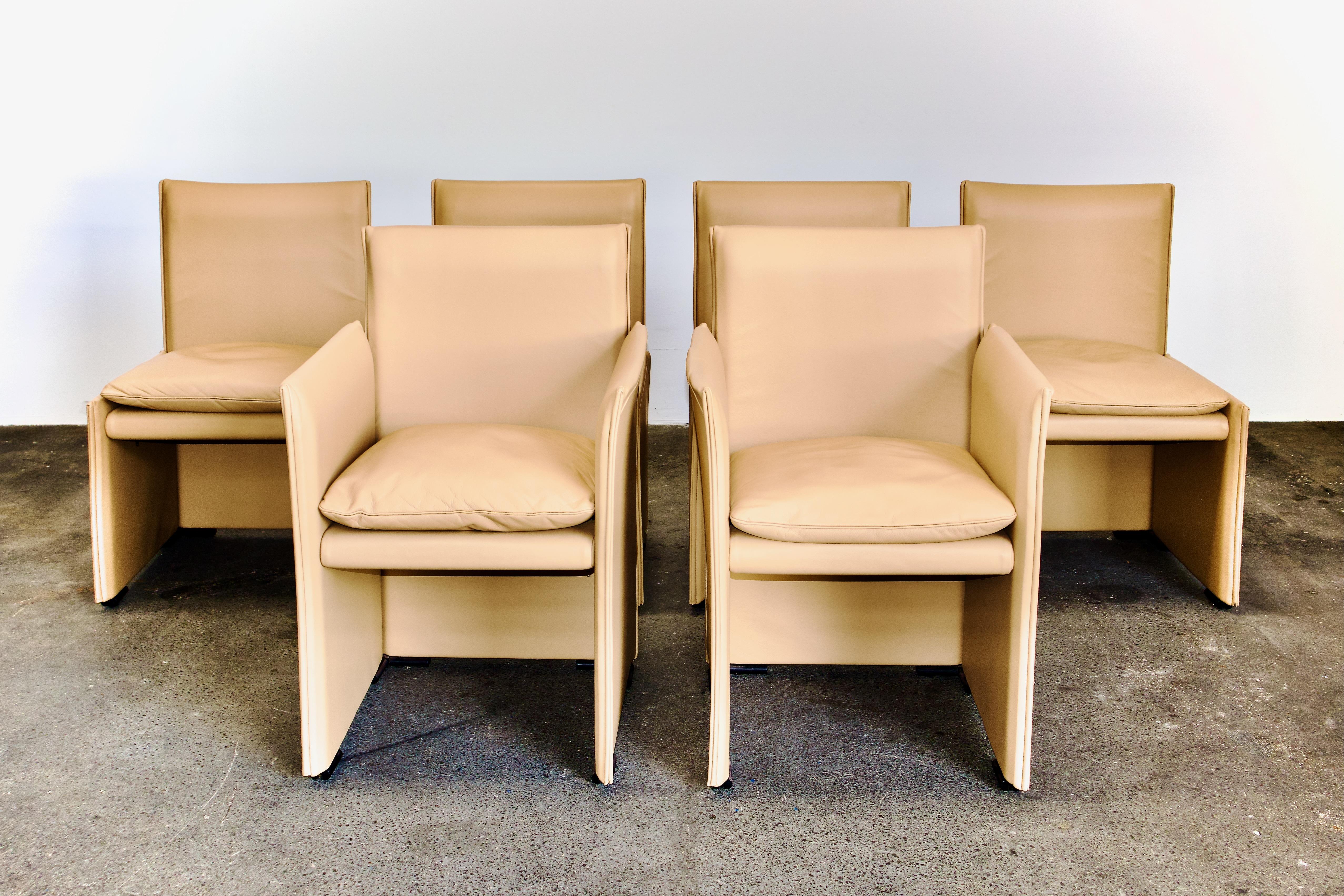 Rare set of 6 elegant tan leather 401 Break dining chairs by Mario Bellini for Cassina in marvelous condition. The set consists of two arm chairs and four chairs without arms.

The chairs have soft down filled cushions and the leather is wrapped
