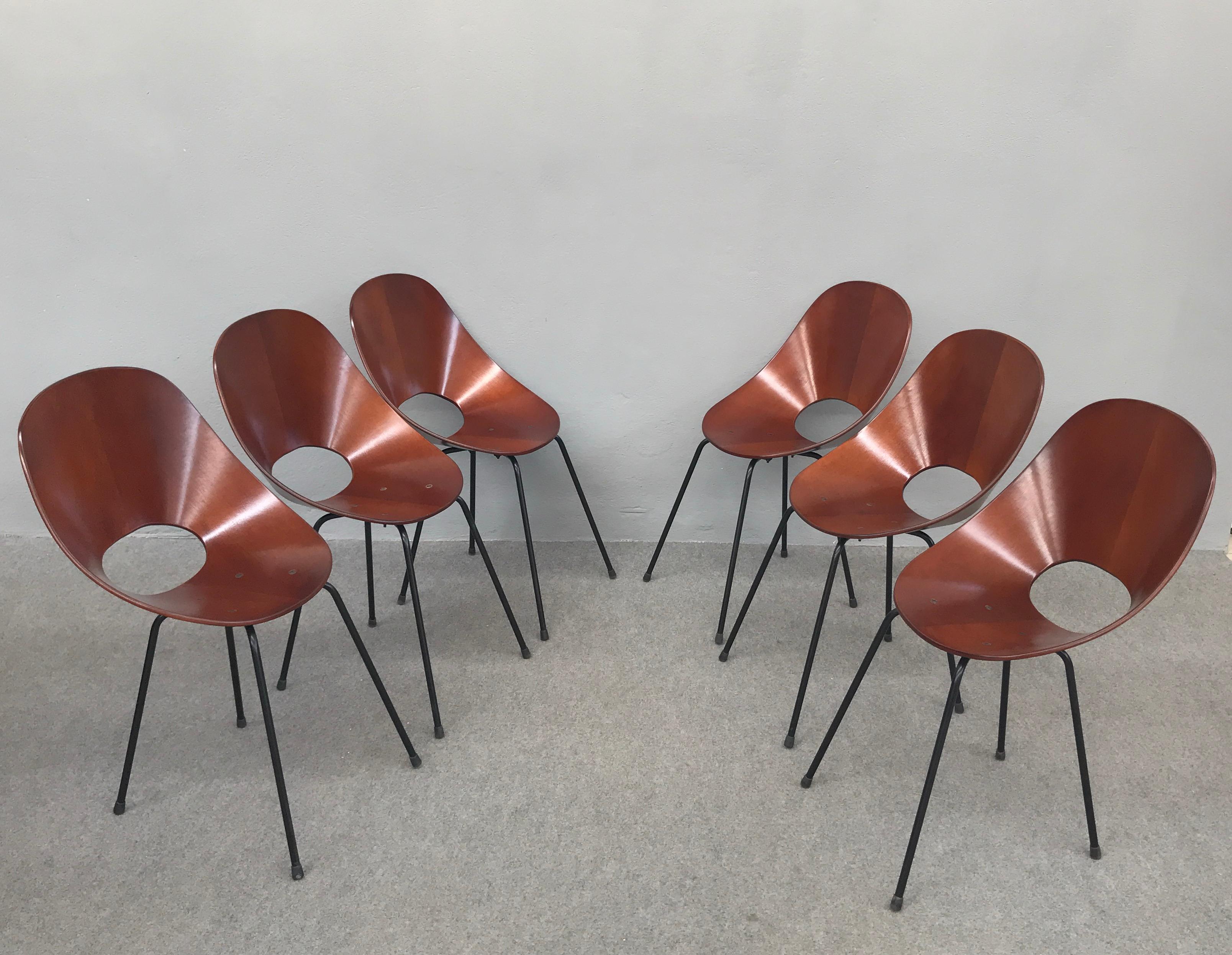 Early set of 6 Medea chairs by Vittorio Nobili for Fratelli Tagliabue.
Marked. Walnut and metal.
Vittorio Nobili won in 1956 the prestigious Compasso d'Oro for this chair.