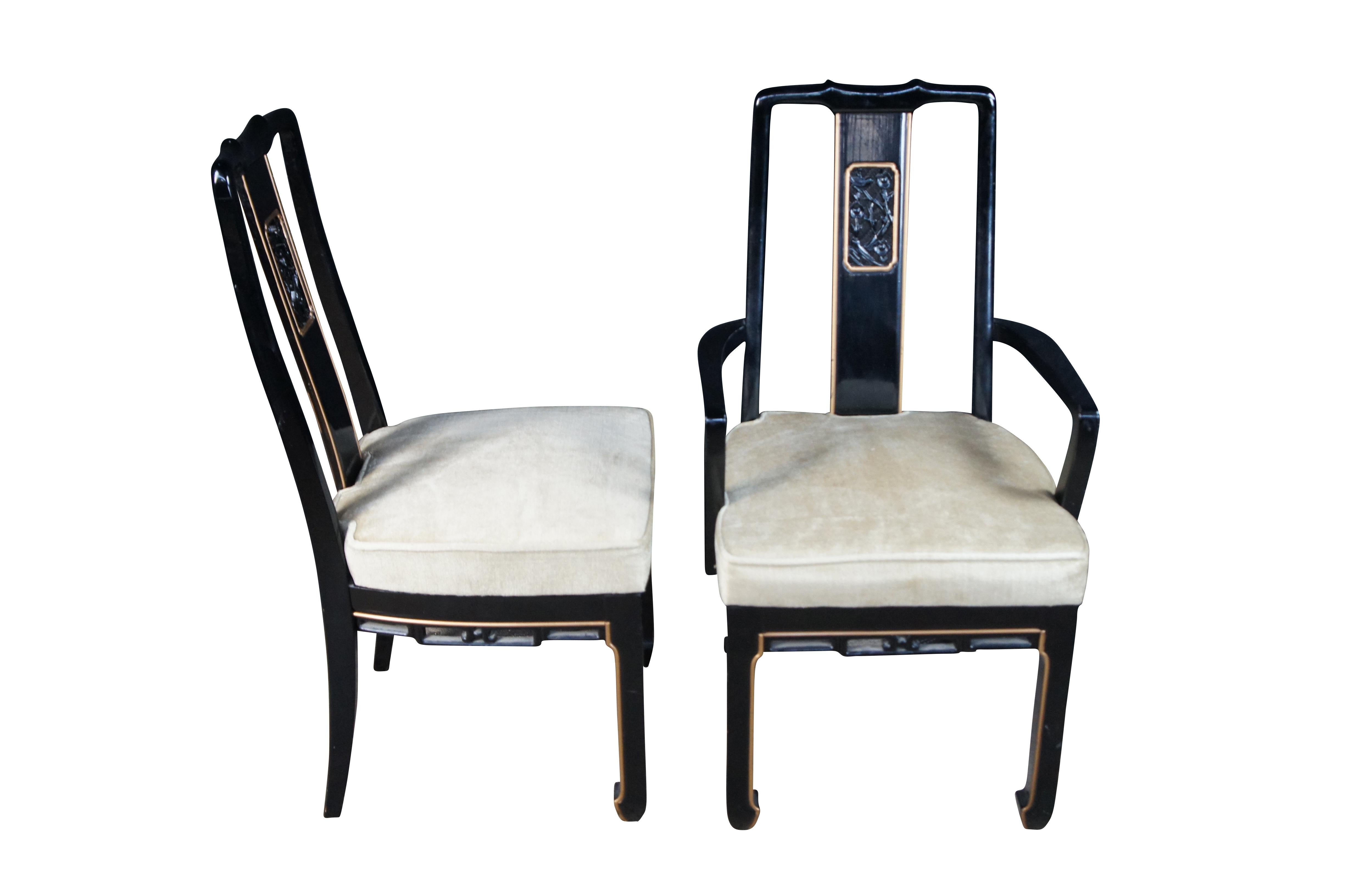 Sillas de comedor de mediados de siglo lacadas en negro, de estilo Ming, con diseño floral reticulado de pájaros y detalles dorados.  Fabricado en Taiwán, República Popular China.

Dimensiones:
19