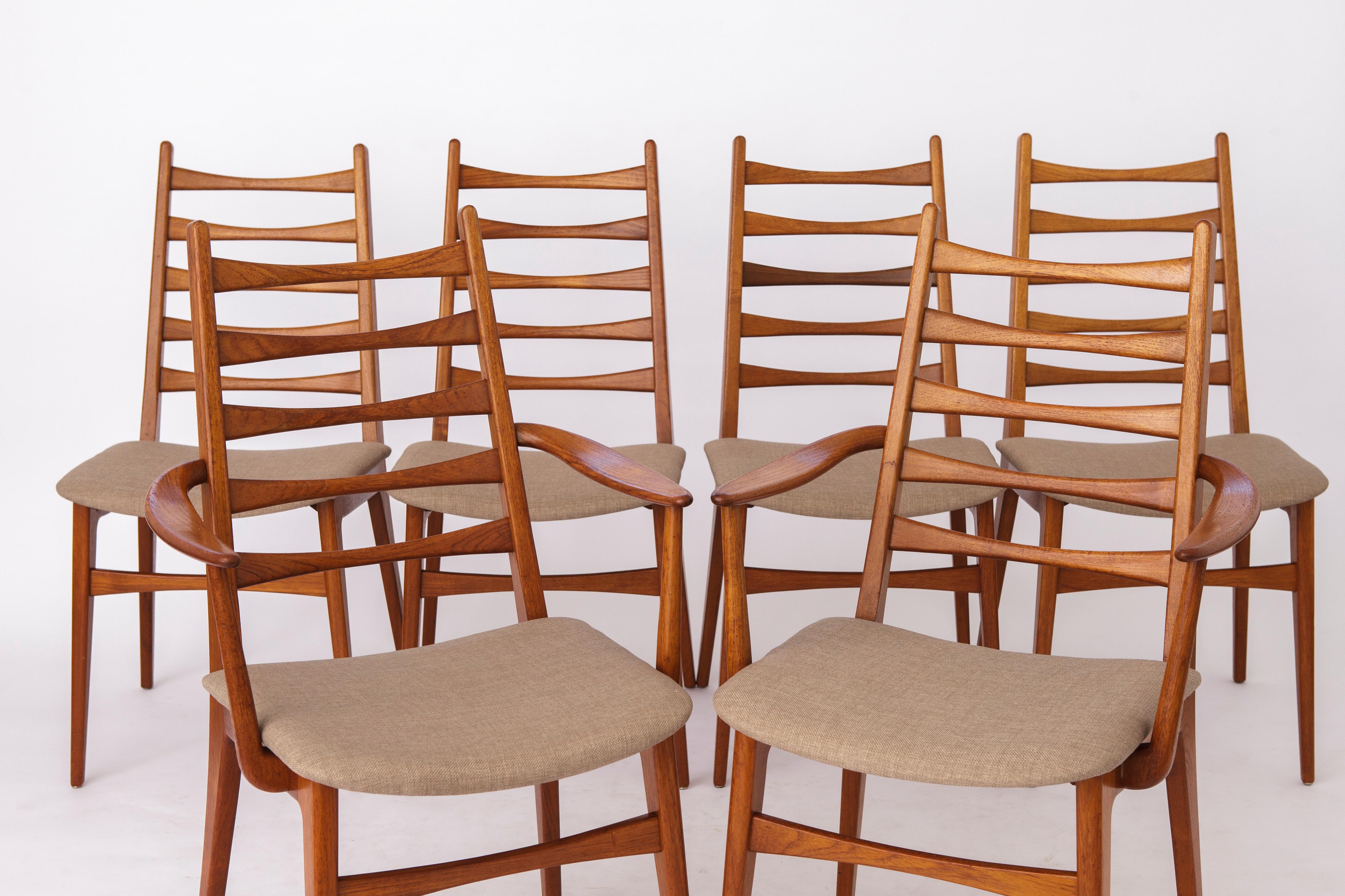Set of 6 mid century dining chairs from the 1960s. 
Manufacturer: Benze, Germany 
Displayed price is for 6 chairs (2 armchairs + 4 side chairs)

Very good condition after restoration. Teak wood chair frames. 
No cracks or rapairs in the wood. All