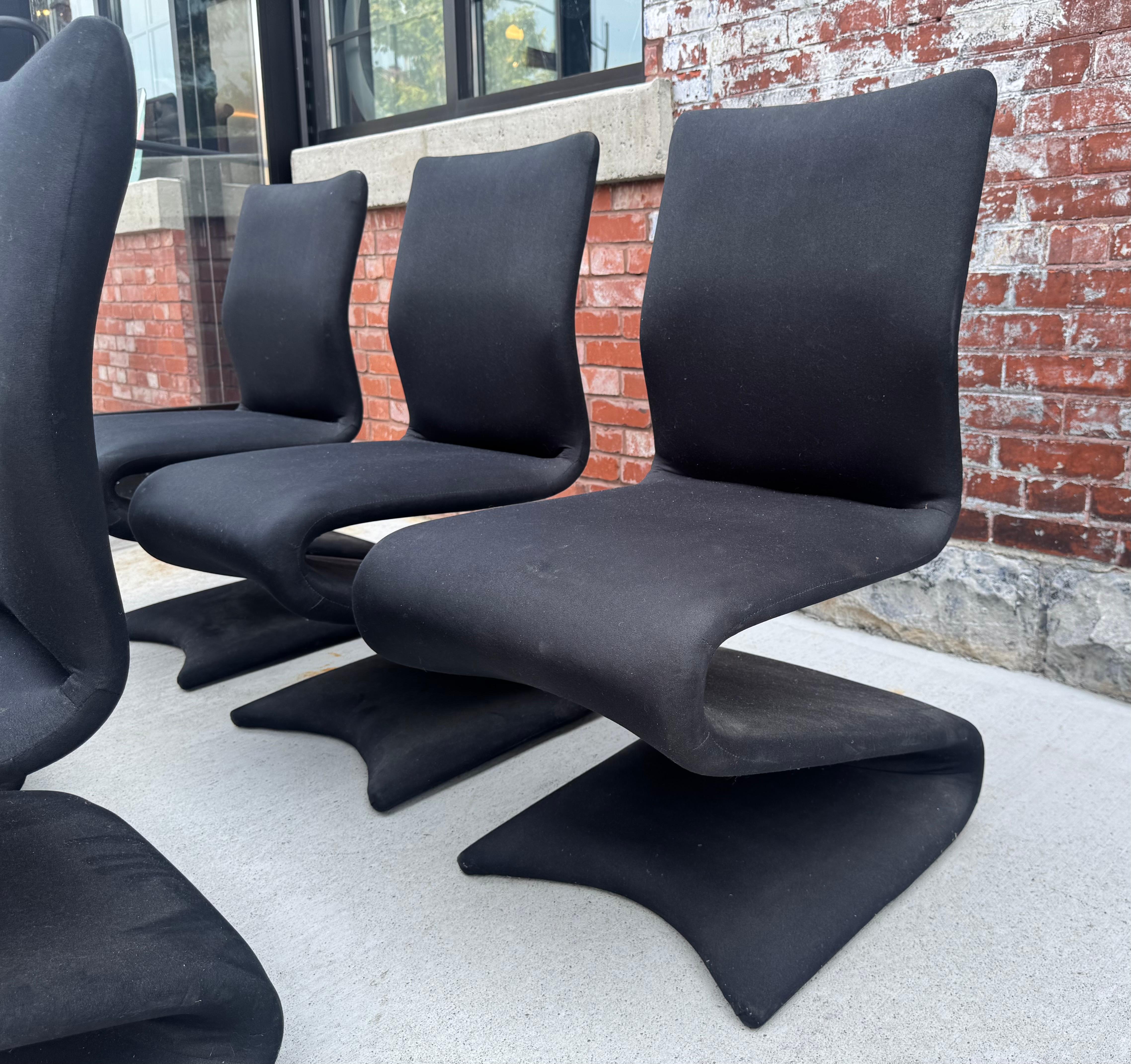 Ein wunderschönes Set von sechs Esszimmerstühlen nach Verner Panton. Diese Stühle haben eine wunderbare  skulpturales Design,, Der so genannte 