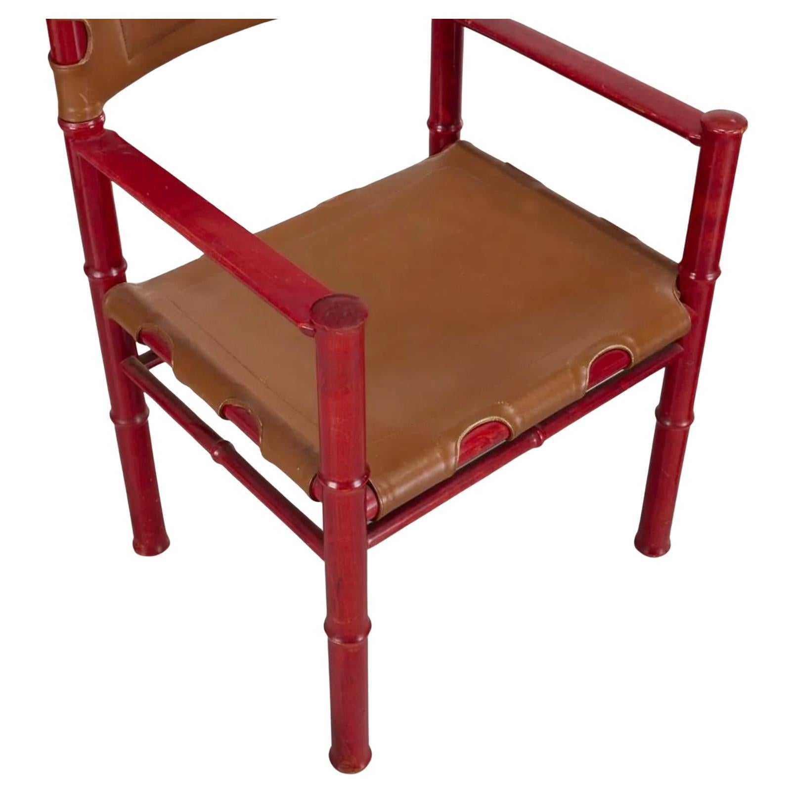 (6) Chaises de salle à manger Modern Scandinavian Mid Century Red Brown Leather Asko Finland. Très rare ensemble de chaises de salle à manger finlandaises au Design Modern Scandinavian avec un cadre en bouleau tourné peint en rouge et des sièges en