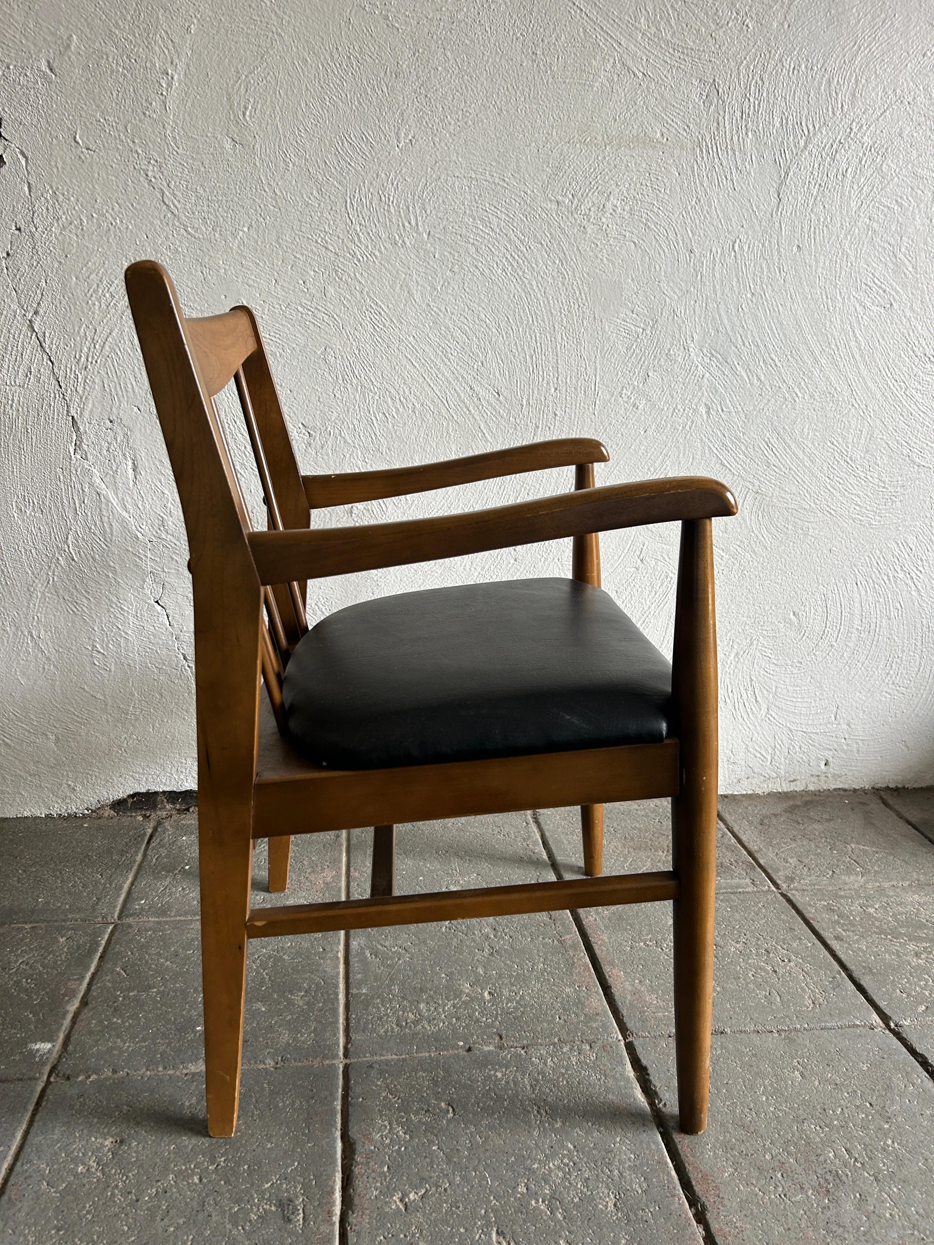 6 mid century spindle back American modern walnut dining chairs black vinyl In Good Condition In Brooklyn, NY