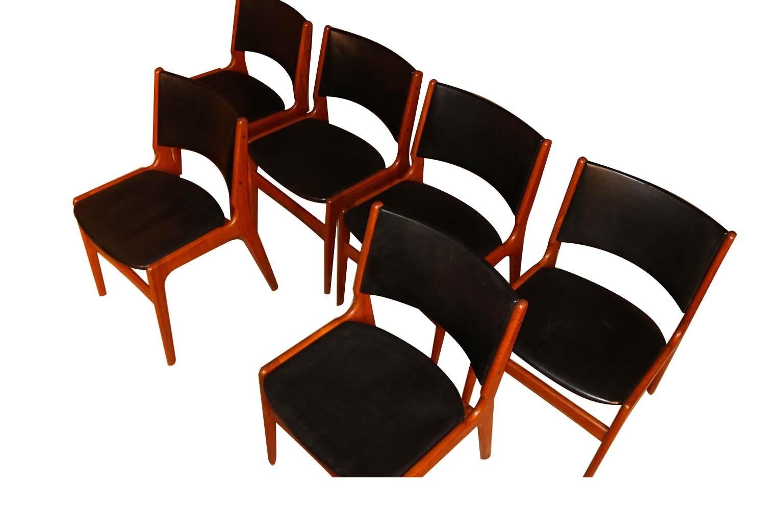Six beautiful midcentury model #89 teak dining chairs by Scandinavian designer Erik Buch for Povl Dinesen, circa 1960s. Buch’s organic and functional aesthetic are showcased in these beautifully crafted modern teak dining chairs. This rare set of