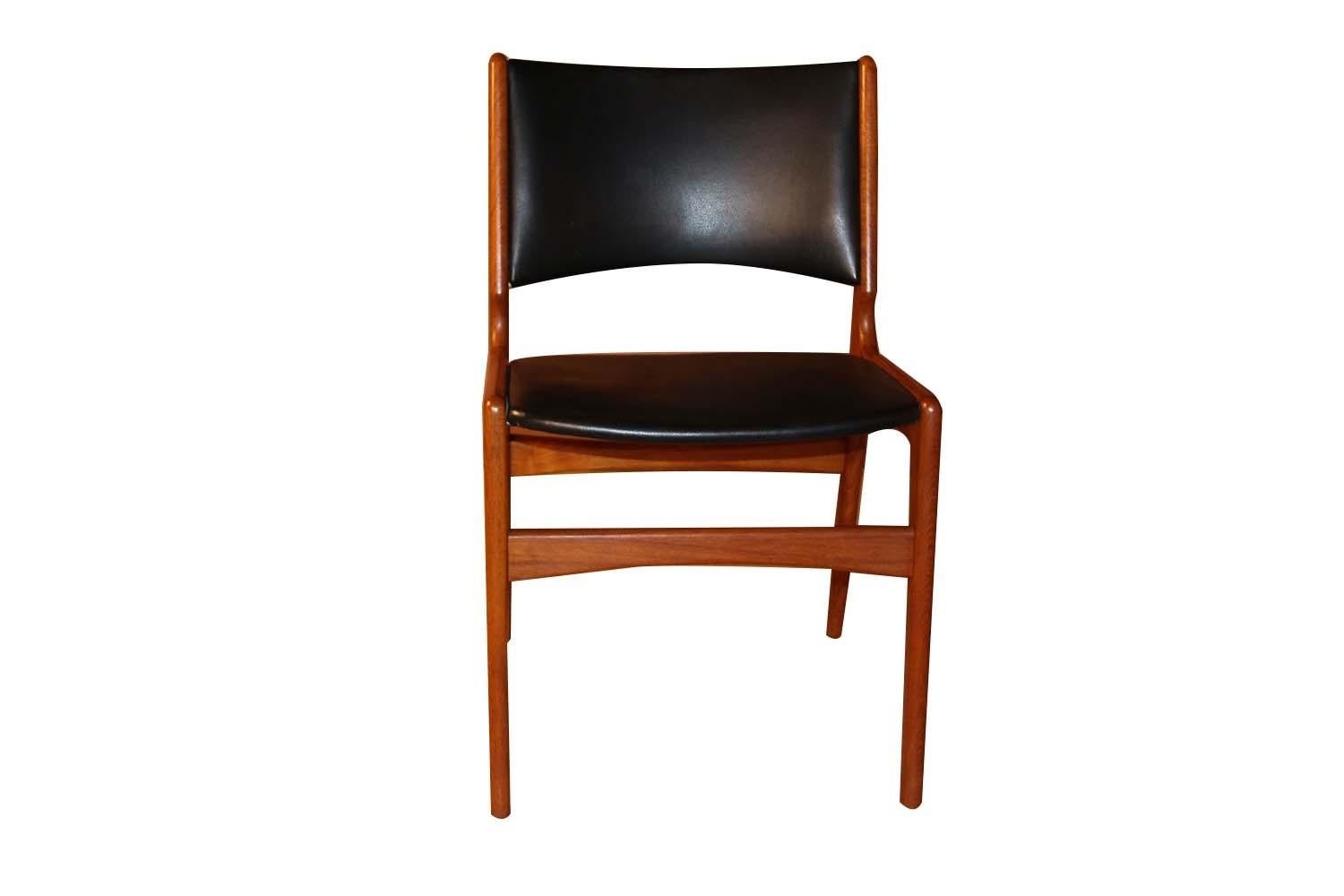 Mid-Century moderno 6 Sedie da pranzo in teak del Medioevo Modello 89 Erik Buch per Povl Dinesen in vendita