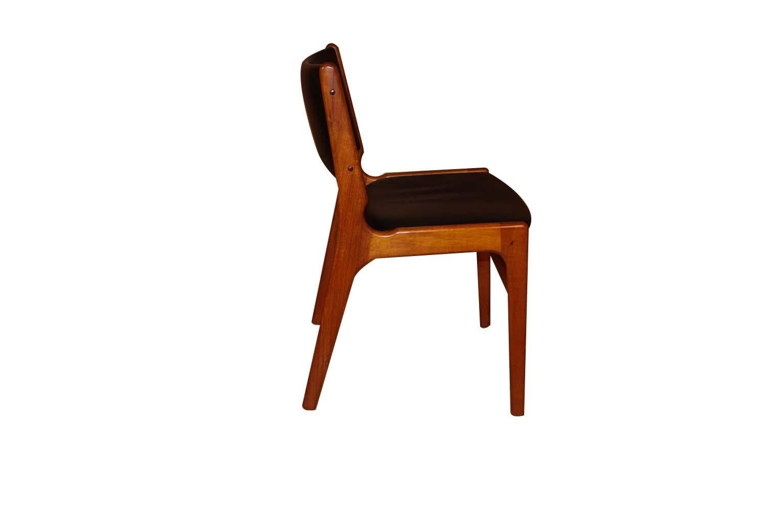 Metà XX secolo 6 Sedie da pranzo in teak del Medioevo Modello 89 Erik Buch per Povl Dinesen in vendita