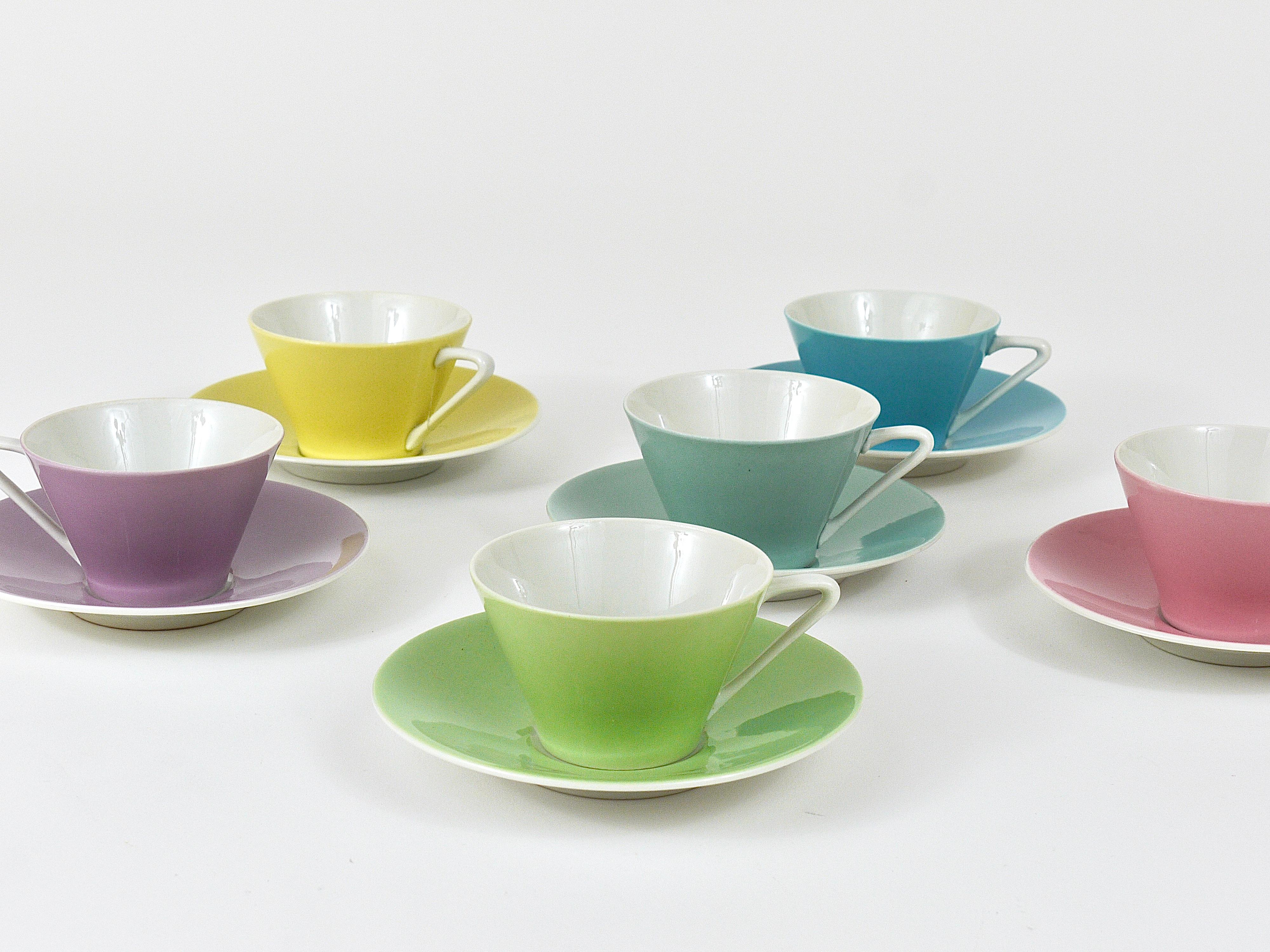 6 Pastellfarbene Gänseblümchen Espressotassen aus Porzellan, Lilien, Österreich, 1950er Jahre (Moderne der Mitte des Jahrhunderts) im Angebot