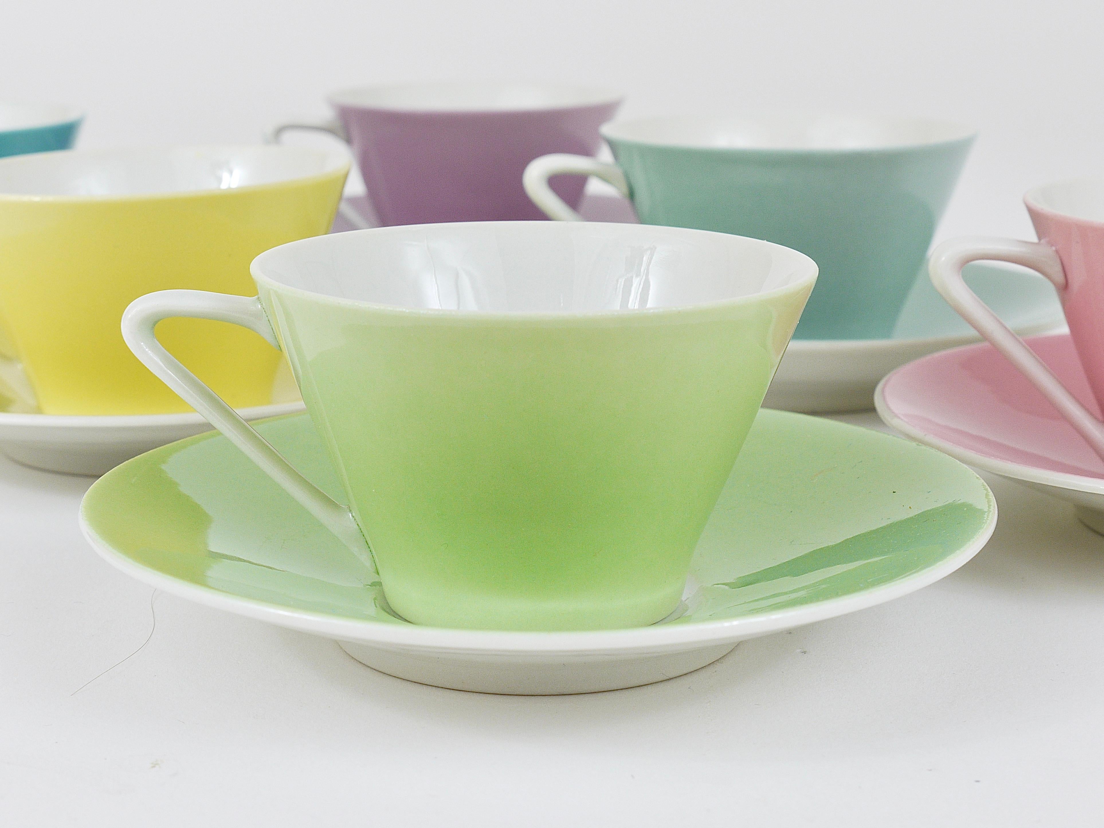 6 Midcentury Pastel Daisy Porcelain Espresso Coffee Cups, Lilien, Austria, 1950s In Good Condition For Sale In Vienna, AT