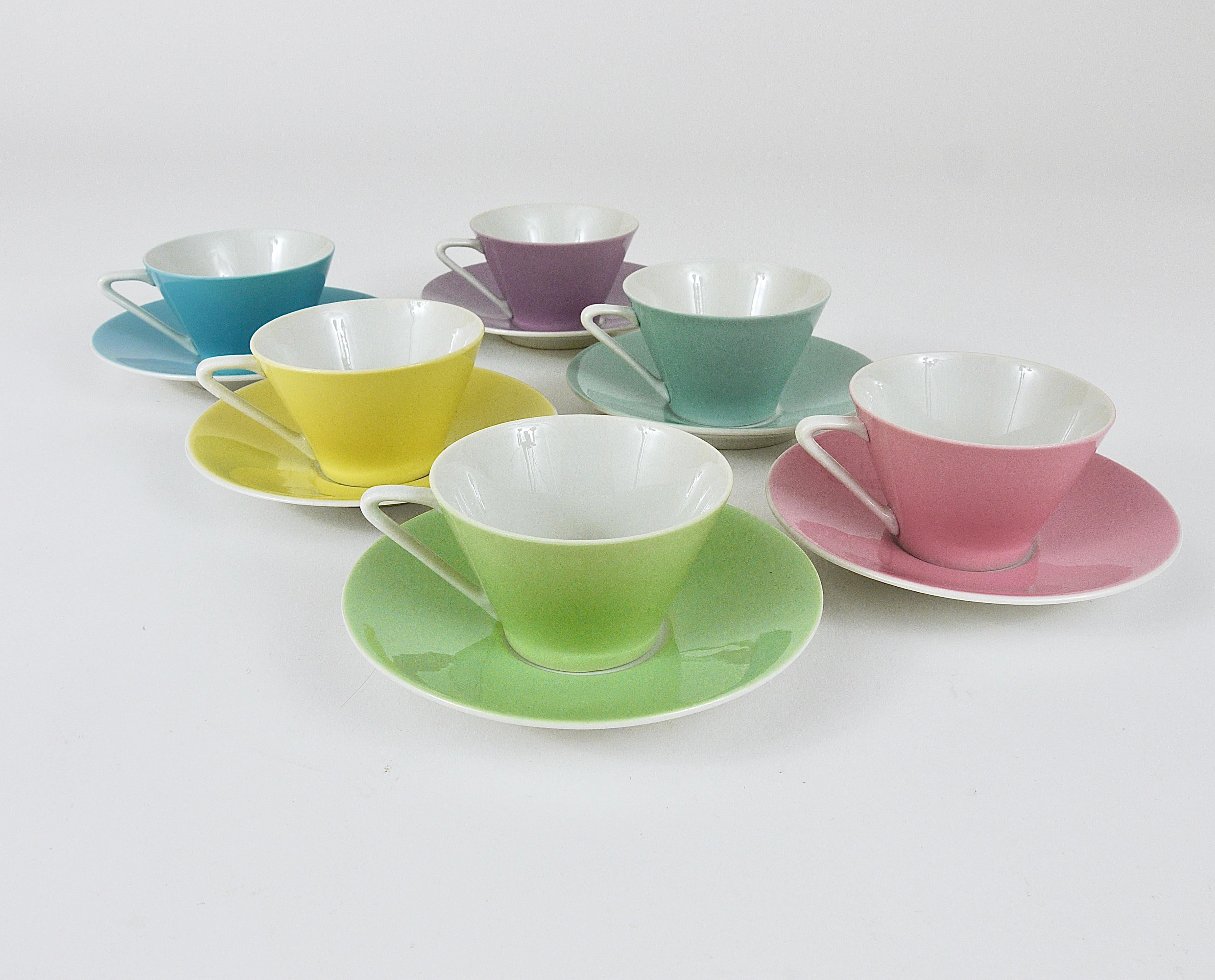 6 Midcentury Pastel Daisy Porcelain Espresso Coffee Cups, Lilien, Austria, 1950s In Good Condition For Sale In Vienna, AT