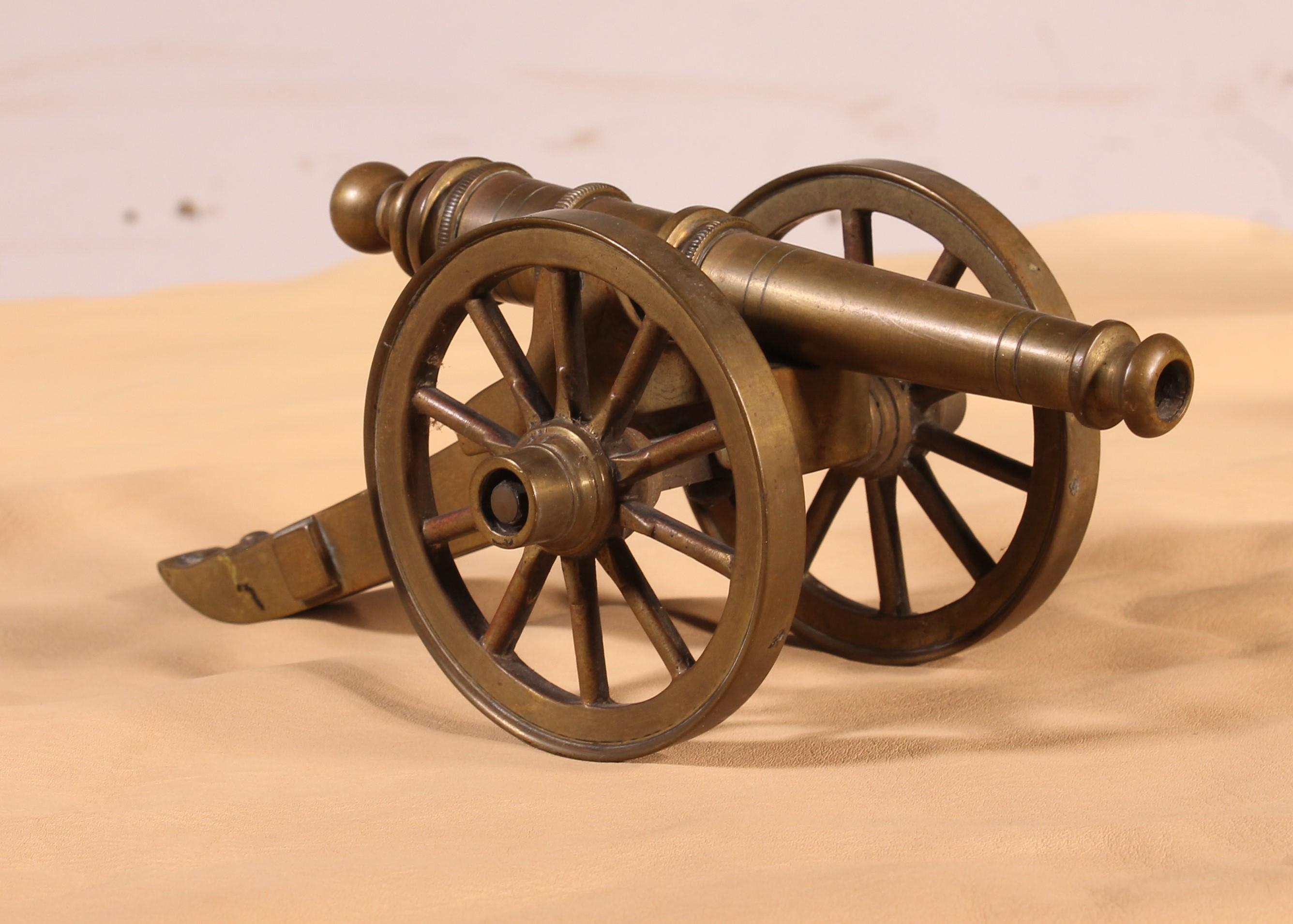 6 canons miniatures du 19e siècle en vente 1