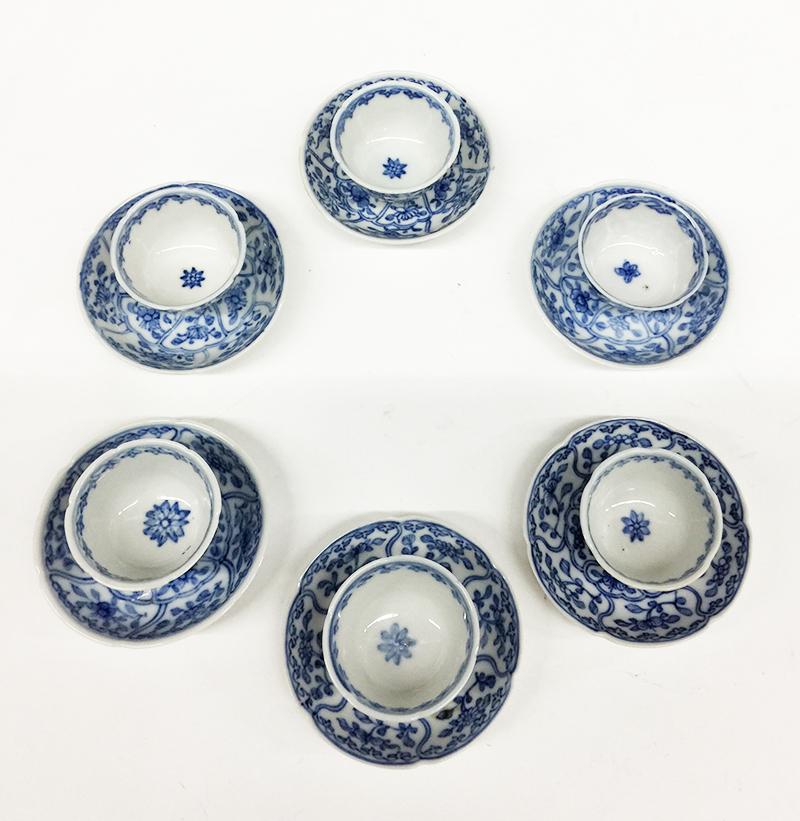 Early 18th Century miniature Chinese Porcelain Tea Bowls with Saucers, Kangxi In Good Condition For Sale In Delft, NL