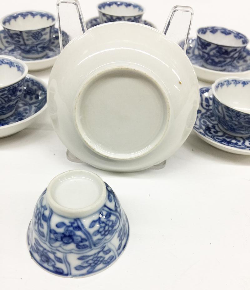 Early 18th Century miniature Chinese Porcelain Tea Bowls with Saucers, Kangxi For Sale 1