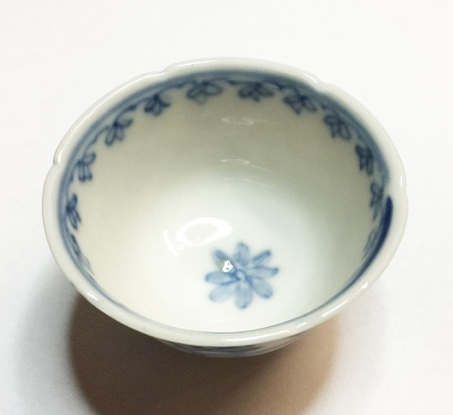 Early 18th Century miniature Chinese Porcelain Tea Bowls with Saucers, Kangxi For Sale 2