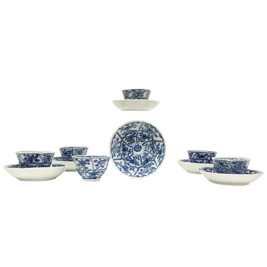 Early 18th Century miniature Chinese Porcelain Tea Bowls with Saucers, Kangxi For Sale